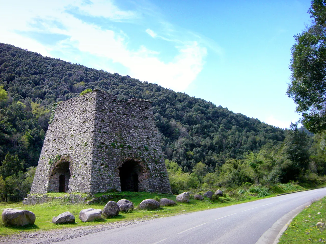 Photo showing: Isolaccio-di-Fiumorbo, Fiumorbu (Corse) - Four à chaux à Petrapola