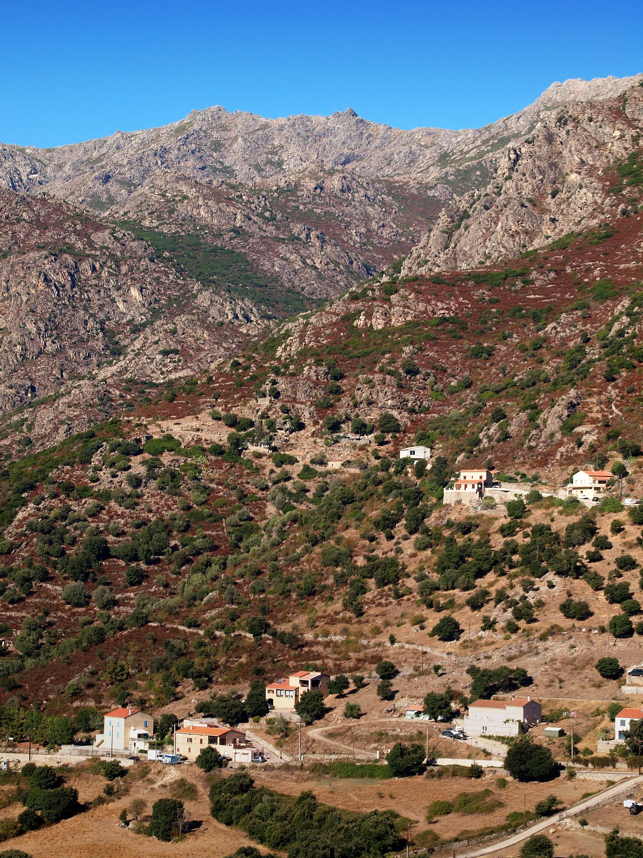 Photo showing: Pietralba (Corsica) - Vue du Monte Astu (à gauche), vu depuis Pedanu