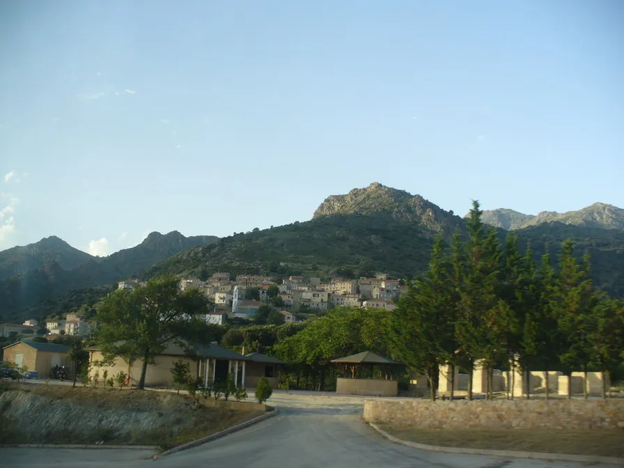 Photo showing: Pietralba from the road