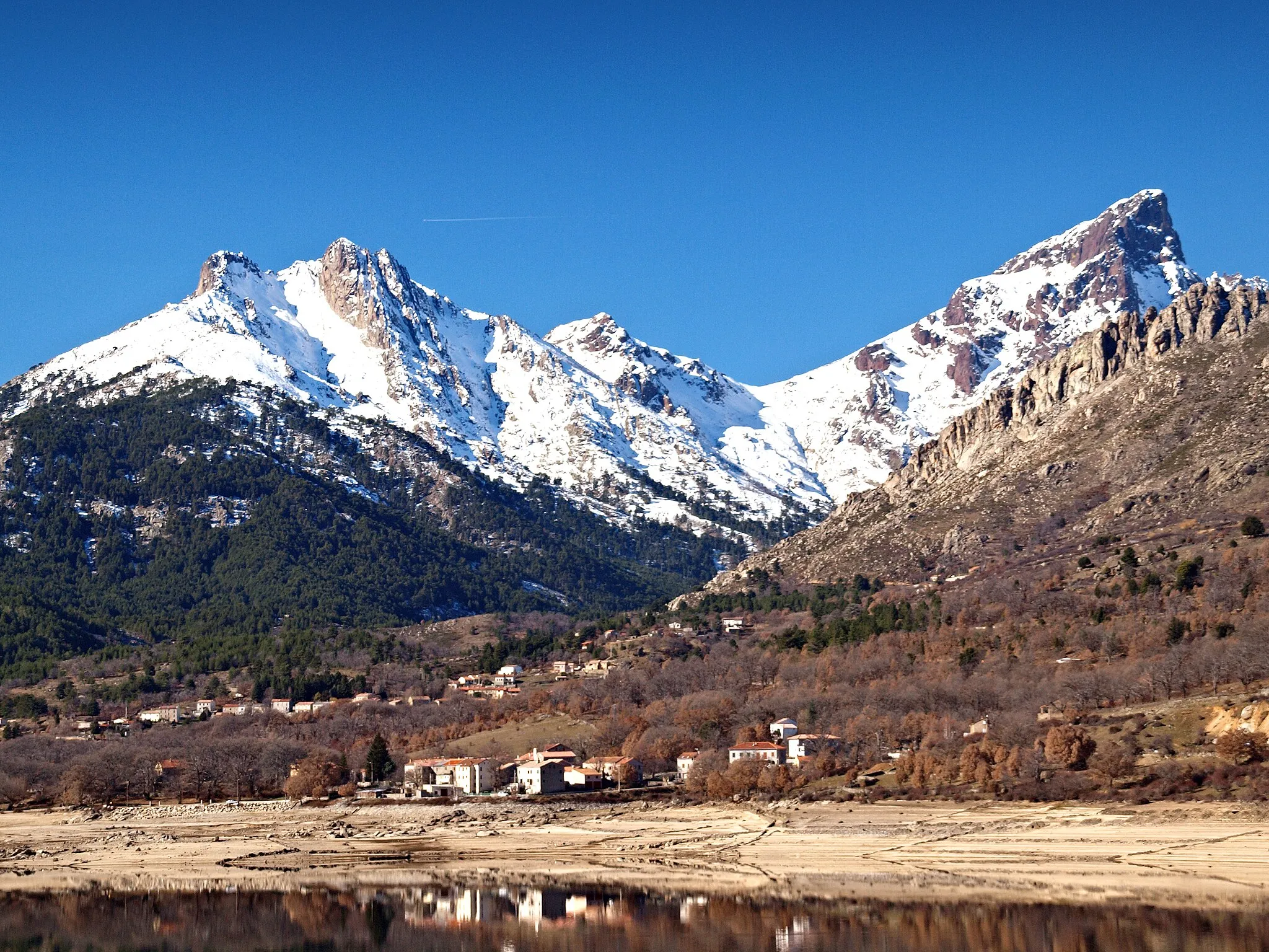 Photo showing: Albertacce (Corse) - Vue du village. À l'avant, Sidossi (Calacuccia). À l'arrière, Punta Licciola (2235 m) et Paglia Orba (2525 m)