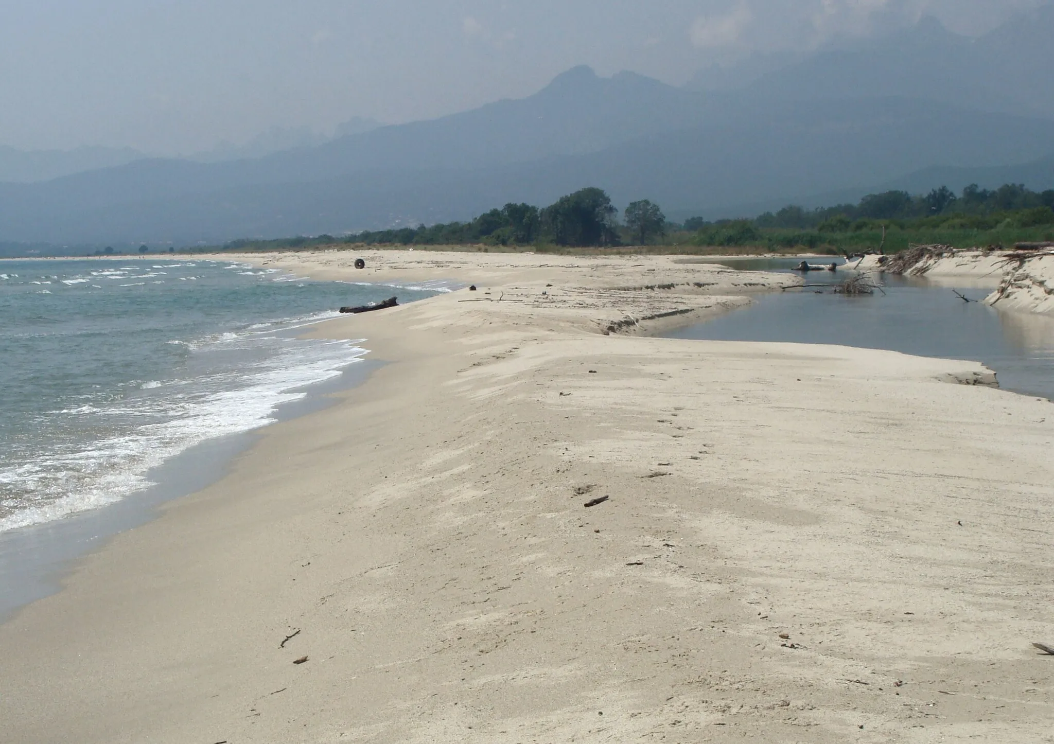 Photo showing: A son embouchure, l'Abatesco doit contourner un banc de sable qui le sépare de la mer (état des lieux été 2013, susceptible de modifications dues aux intempéries, fréquentes).