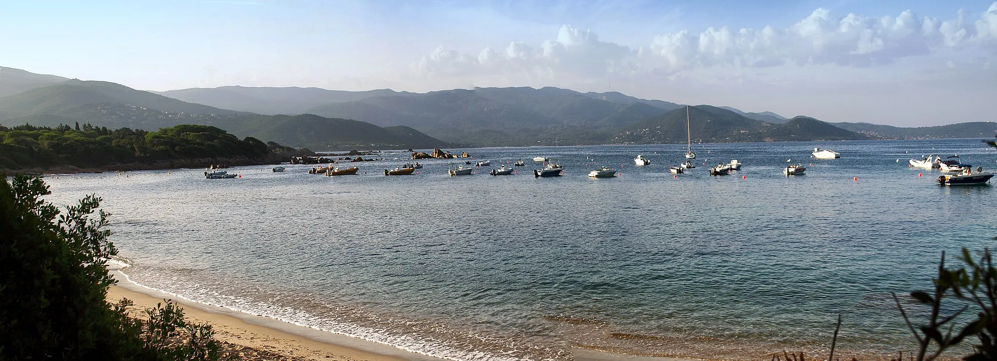 Photo showing: Pietrosella, Ornano (Corse-du-Sud) - L'anse de Medea au sud de la presqu'île de l'Isolella, sur la rive sud du golfe d'Ajaccio.