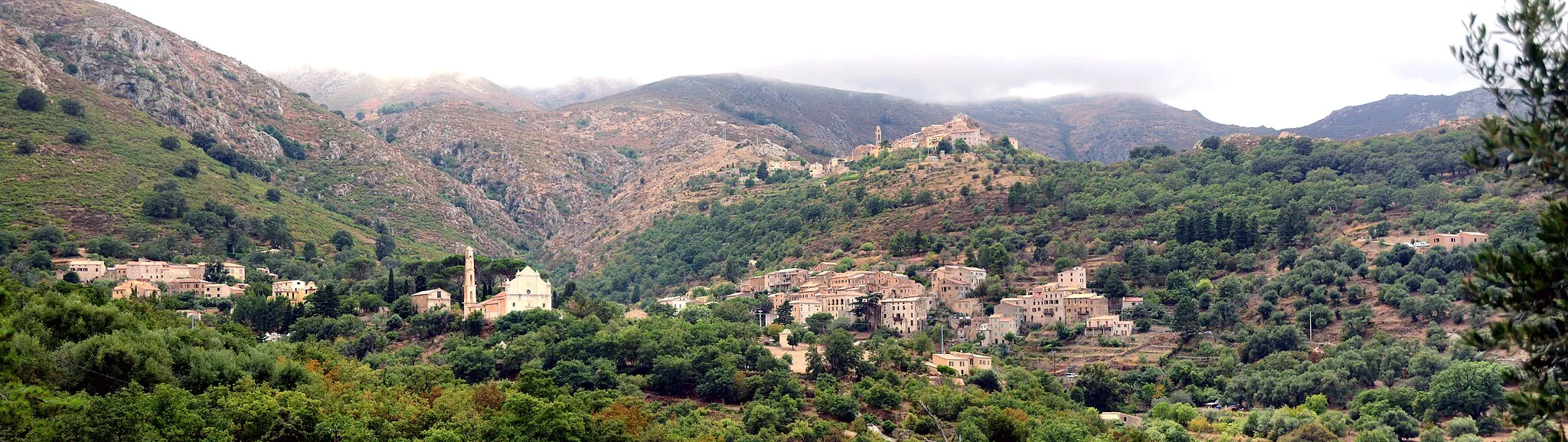Photo showing: Ville-di-Paraso, Balagne (Haute-Corse) - Panorama du village dominé par celui de Speloncato.