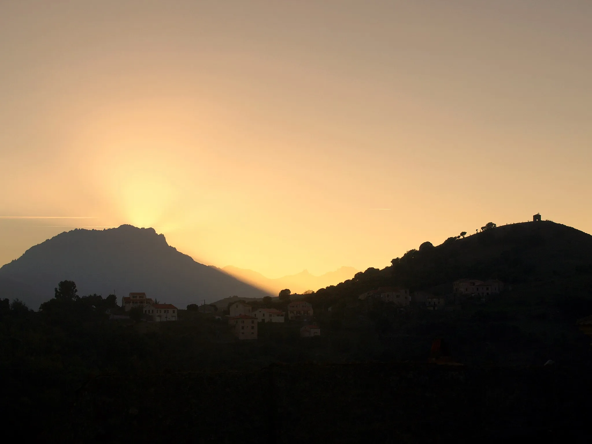 Photo showing: Pietralba (Corsica) - Coucher de soleil sur Pedano. A droite la chapelle Saint-Michel ruinée