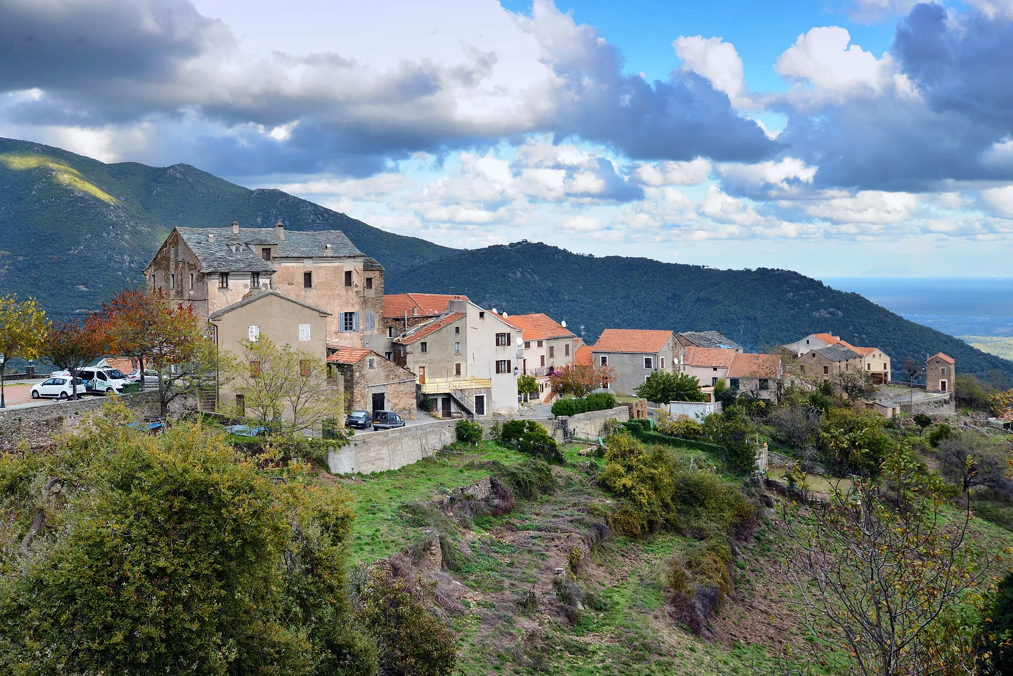 Photo showing: Tallone, Serra (Corse) - Vue du bas du village. À gauche, la mairie et la place de l'église