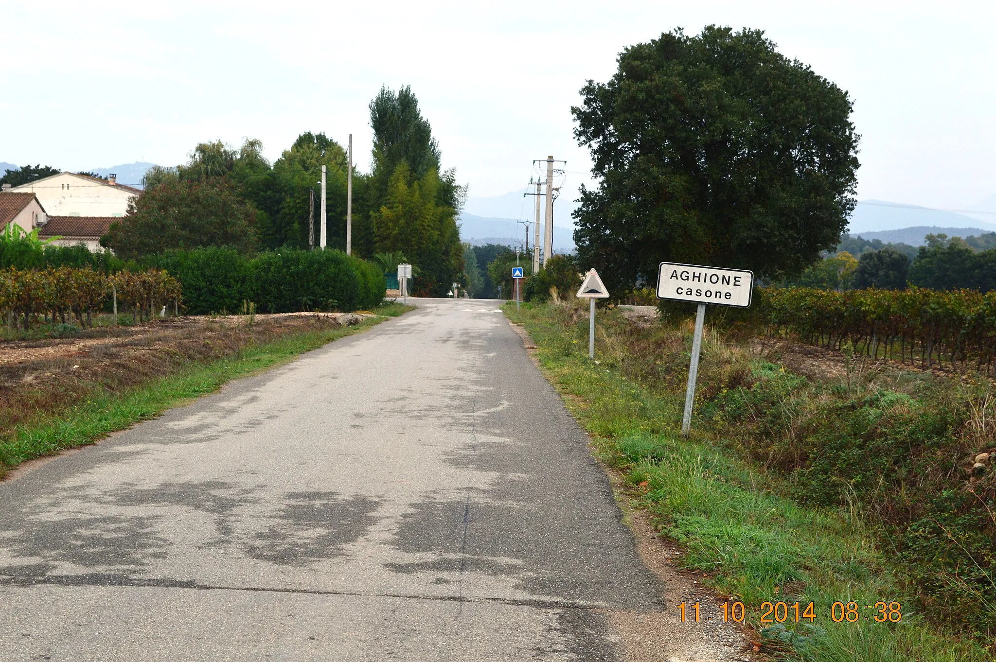 Photo showing: The entry to Aghione