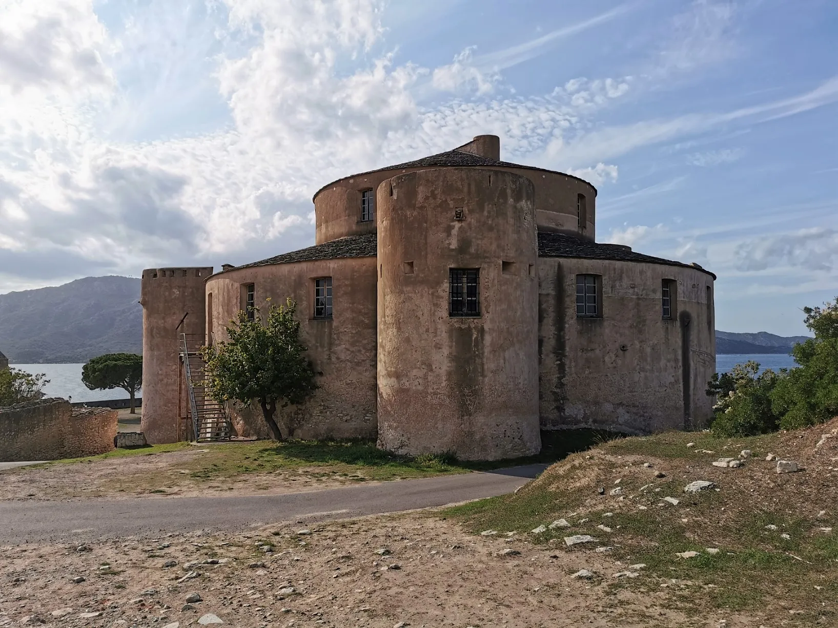 Photo showing: Corse, Saint-Florent, Citadelle, ancienne poudrière, vue arrière.