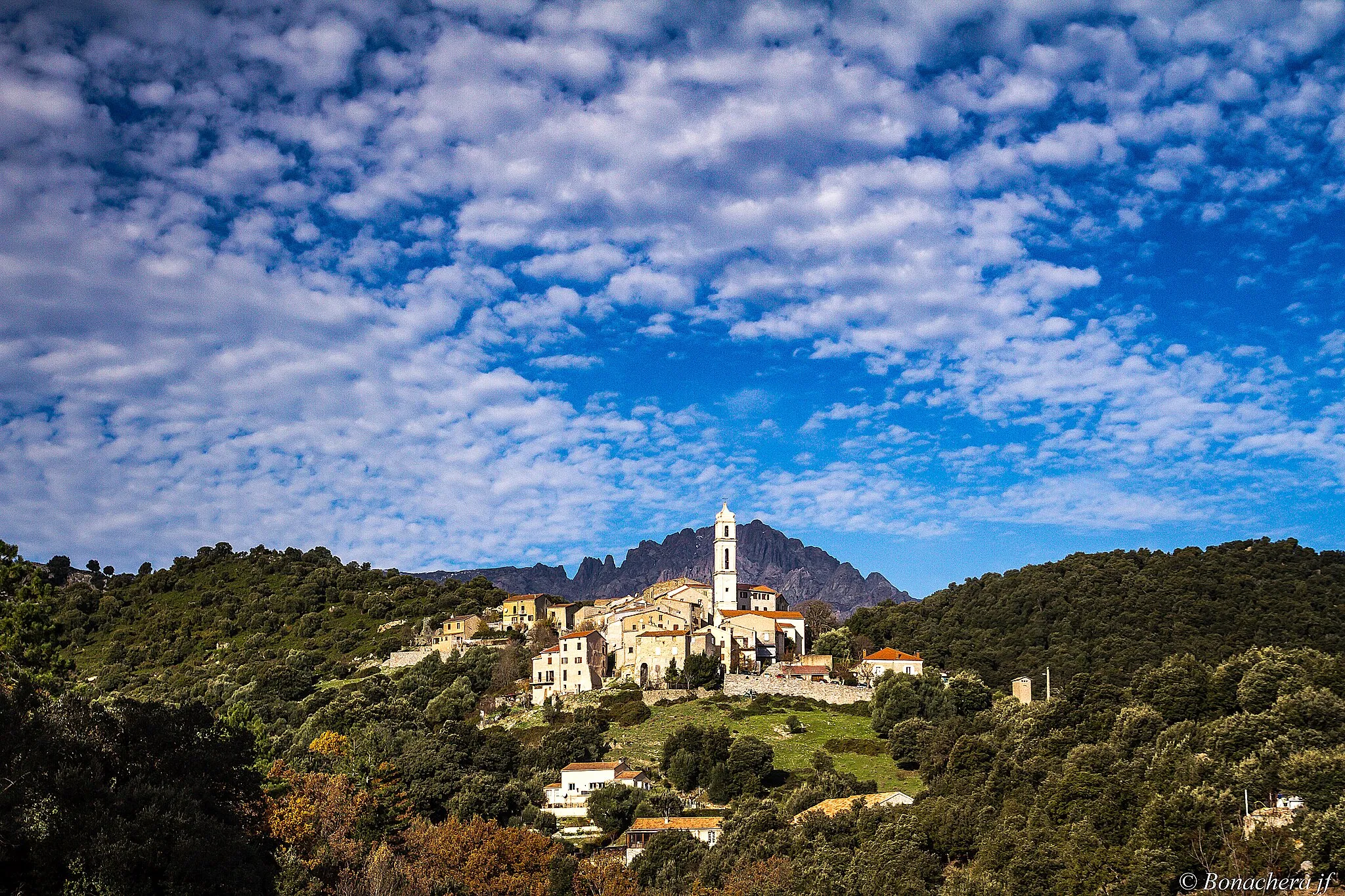 Photo showing: Soveria, Talcini (Corse) - Le village de Soveria, avec, en fond, les aiguilles de Popolasca