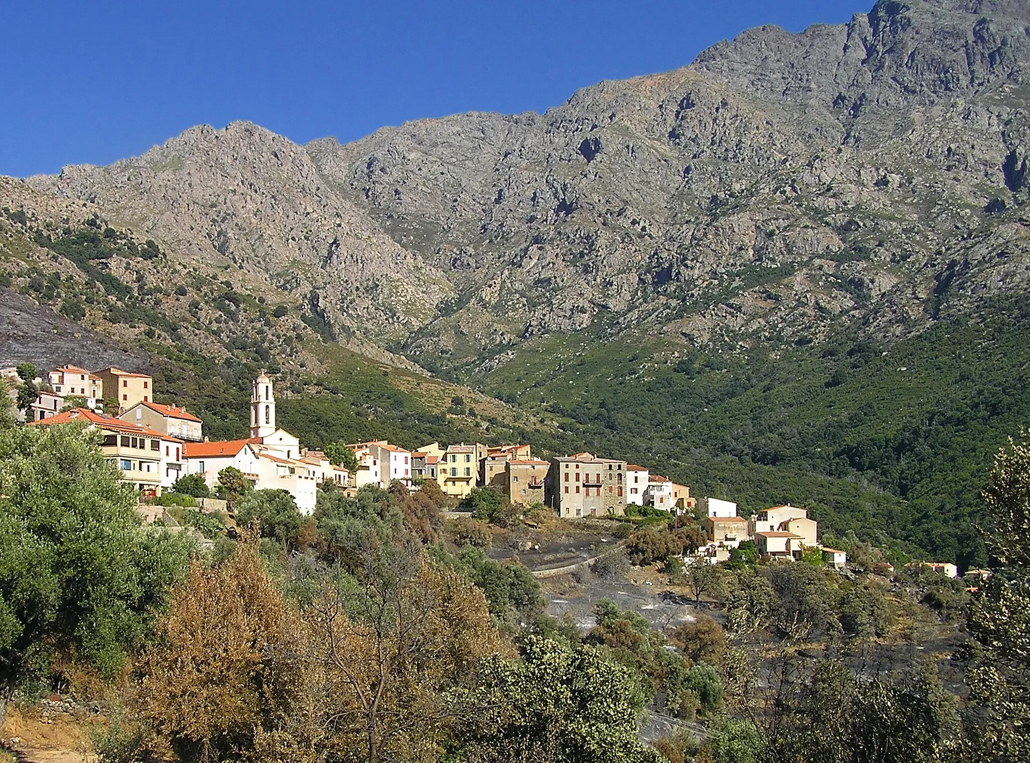 Photo showing: Le village de Zilia au 03-07-2005, deux jours après l'incendie qui avait démarré à Calenzana