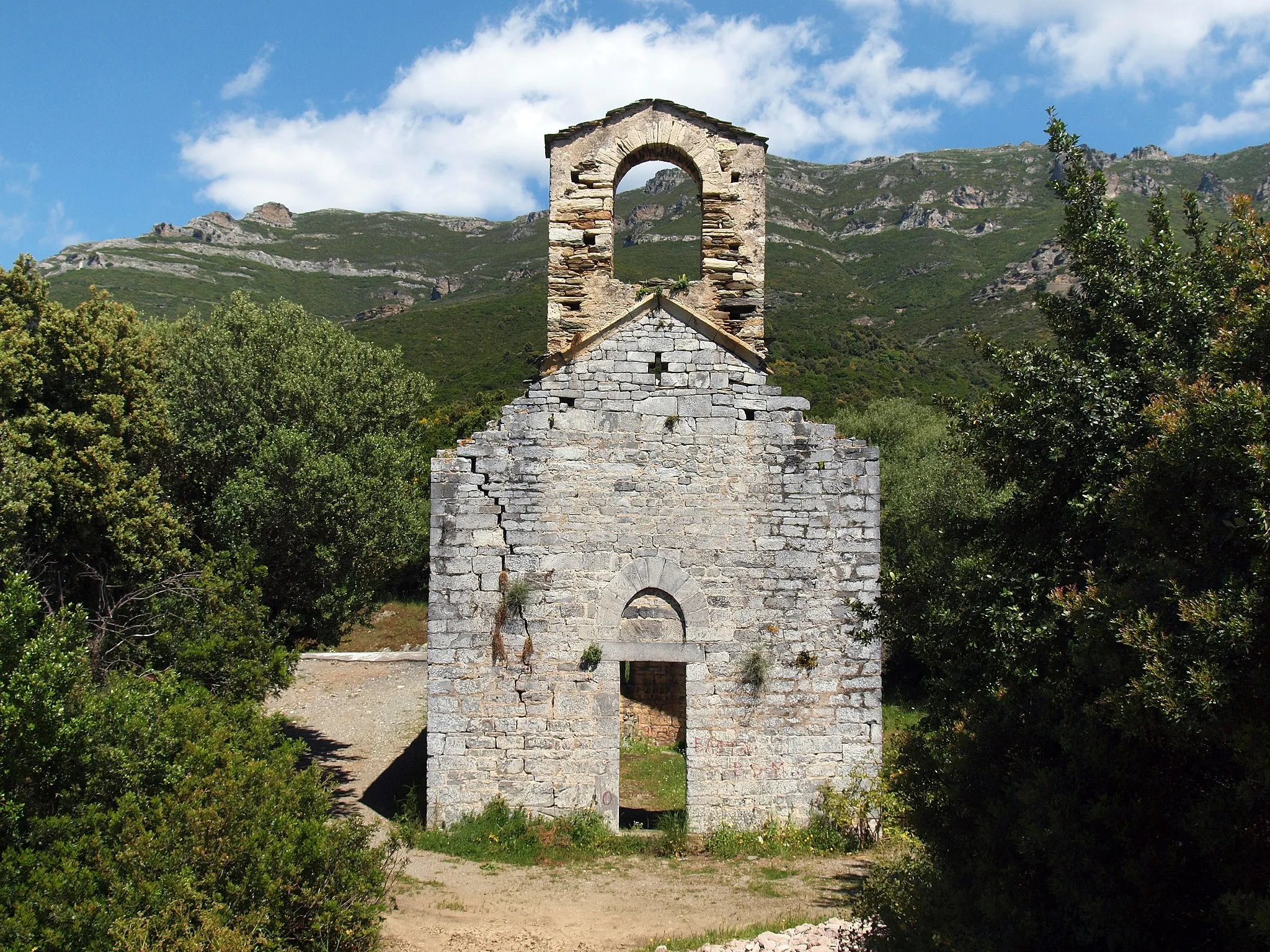 Photo showing: Poggio-d'Oletta, Nebbio (Corse) - Façade occidentale de l'ancienne chapelle San Quilico datée du XIe siècle, classée MH