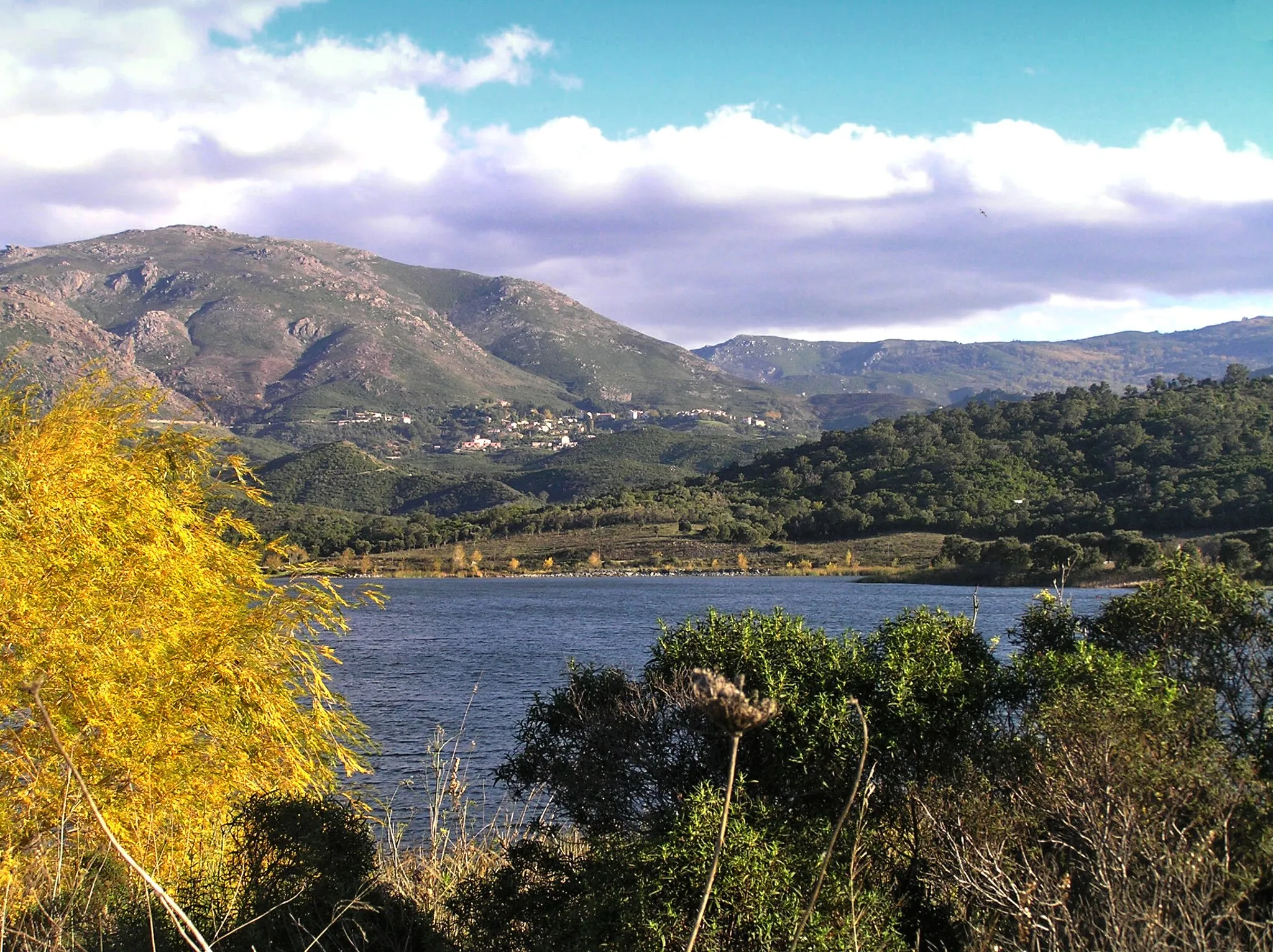 Photo showing: Oletta (Corse) - Lac de Padula. Au fond, le village d'Olmeta-di-Tuda