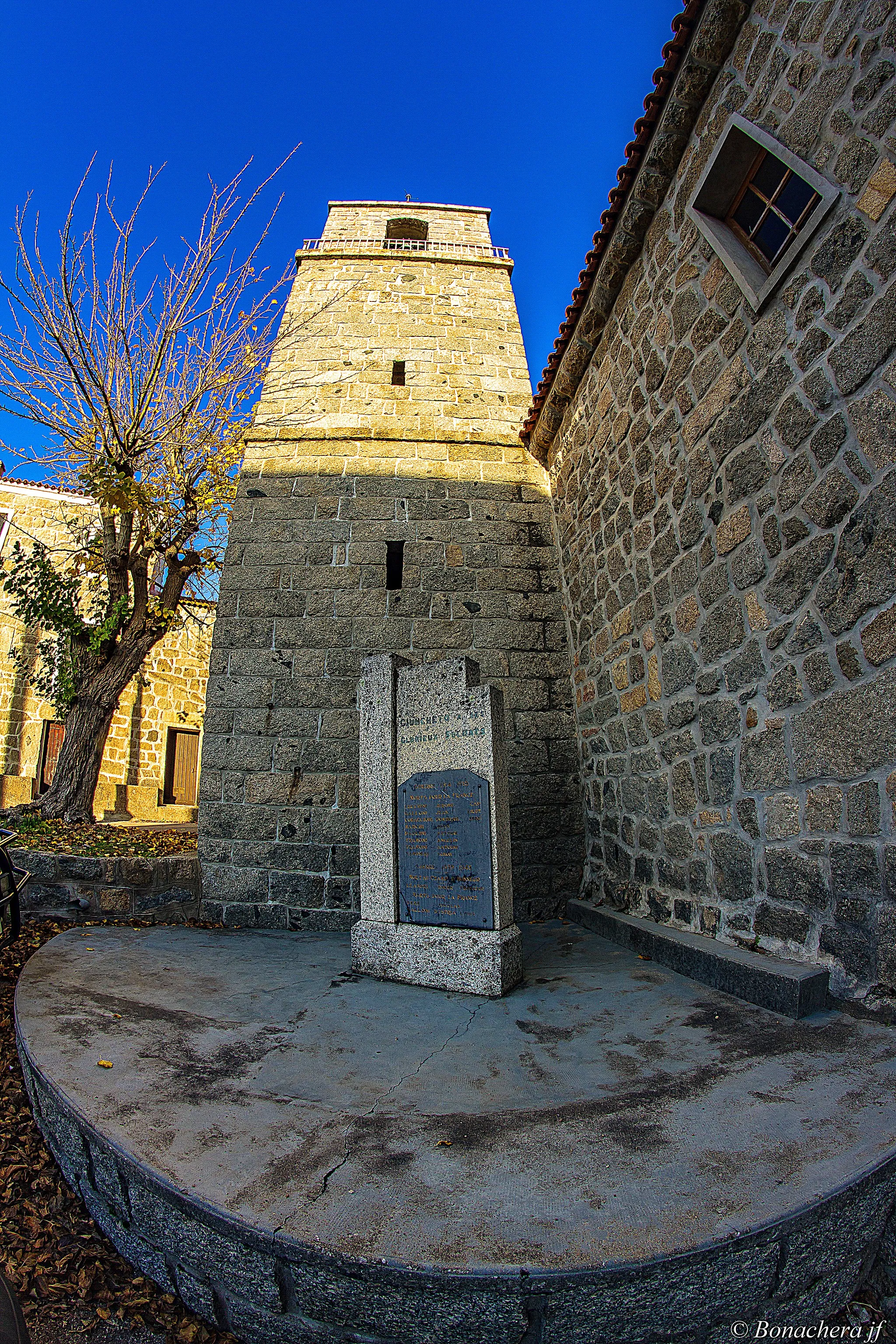 Photo showing: Le clocher et le monument aux morts de l'église Saint-Pierre et Saint-Paul