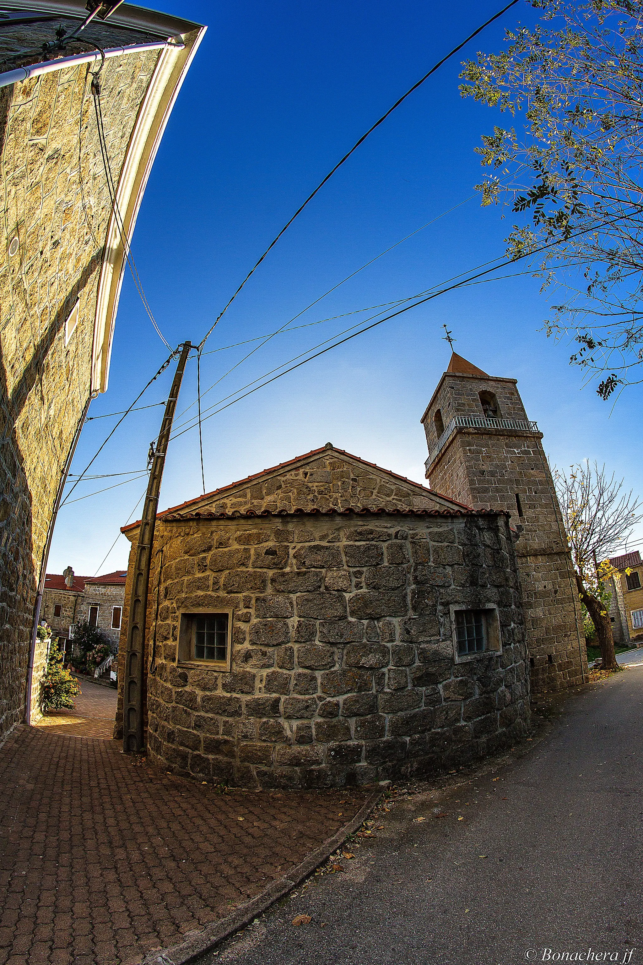 Photo showing: Vue arriere de l'église Saint-Pierre et Saint-Paul