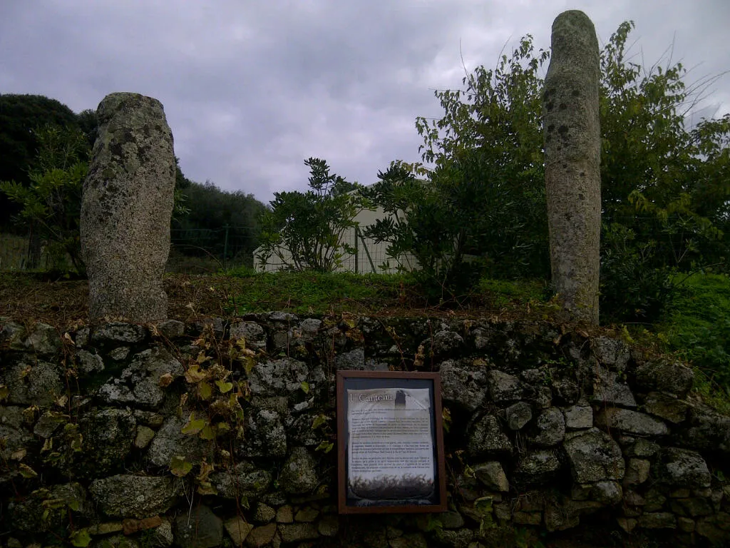 Photo showing: Statues-Menhirs à l'entrée du village de Pila-Canale, dans le département de Corse-du-Sud en France.