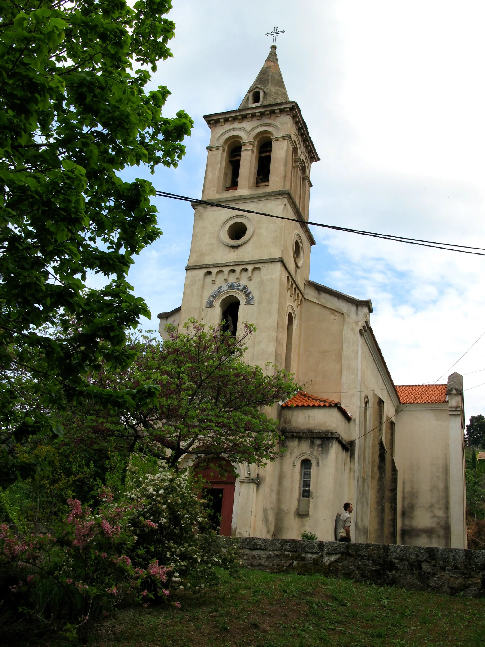 Photo showing: Petreto-Bicchisano (Corse-du-Sud, France) - Eglise.
L'édifice domine la rue. On remarque l'inscription semi-circulaire (en grandes lettres) "Ave Maria" au-dessus de l'entrée (au deuxième niveau de la face de la tour du clocher).

Camera location 41° 47′ 13.52″ N, 8° 58′ 29.97″ E View this and other nearby images on: OpenStreetMap 41.787089;    8.974993