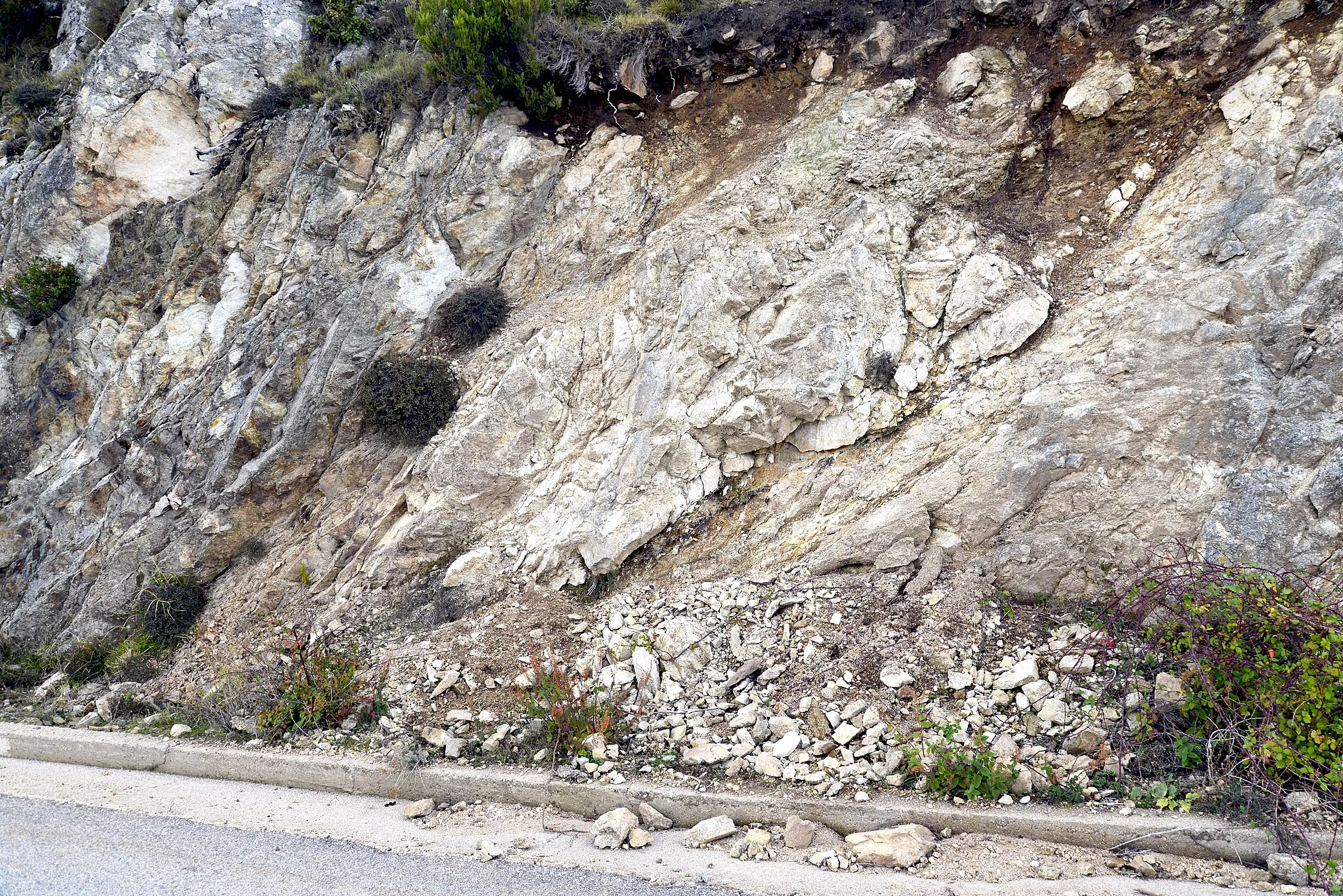 Photo showing: Tavera, Gravona (Corse) - Découpe de la roche granitique en bordure de la route D27 sous le col de Scalella (versant nord).