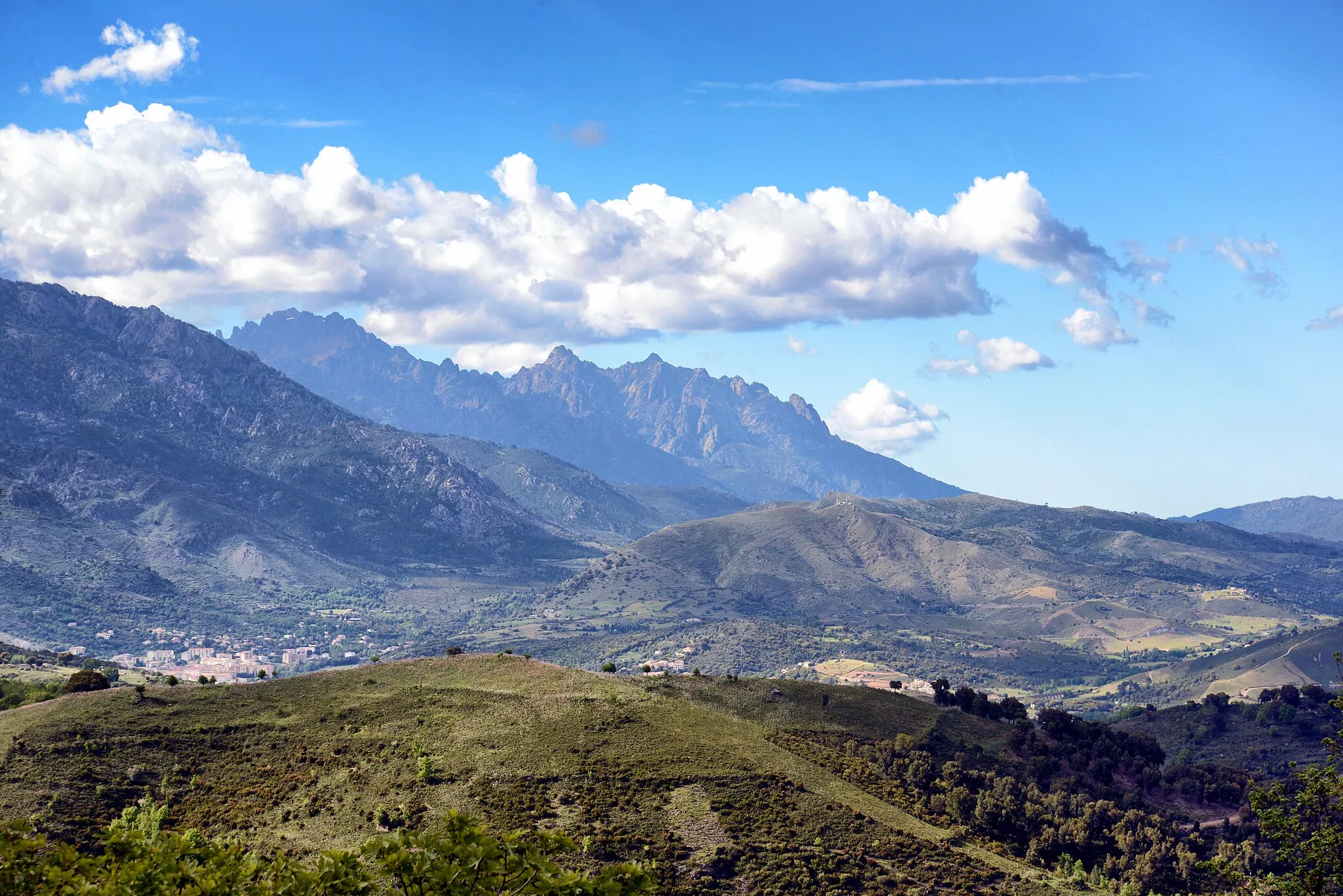 Photo showing: Corte, Centre Corse - La cuvette cortenaise. En arrière-plan, les aiguilles de Popolasca