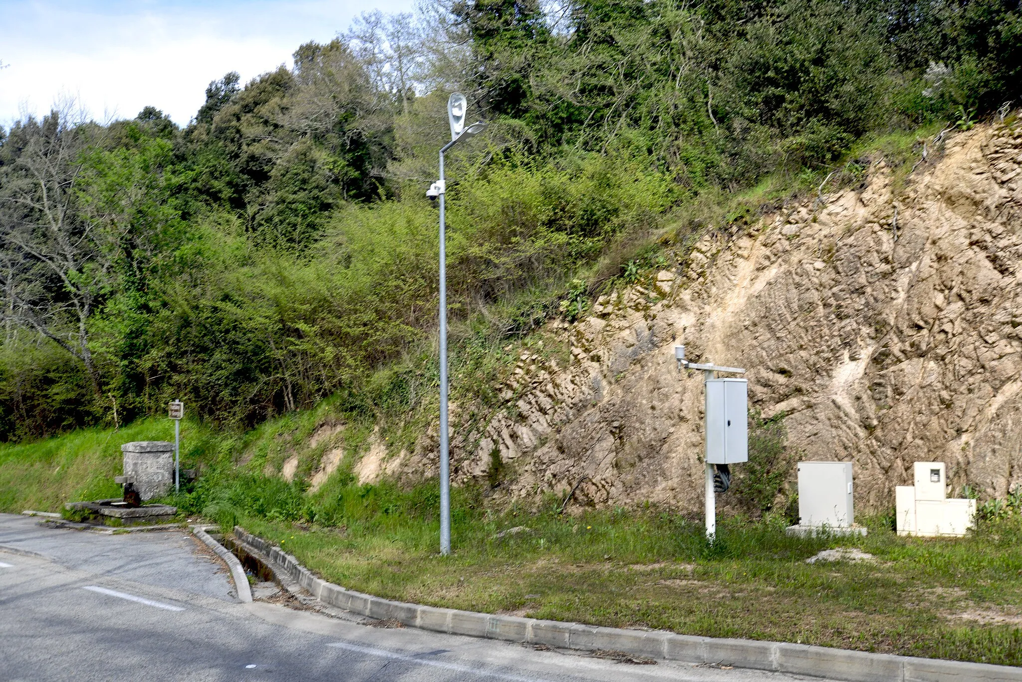 Photo showing: Grosseto-Prugna, Taravo (Corse-du-Sud) - Col Saint-Georges : webcam, station météo et fontaine Saint-Georges. Camera location 41° 52′ 51.81″ N, 8° 56′ 02.59″ E View this and other nearby images on: OpenStreetMap 41.881058;    8.934053