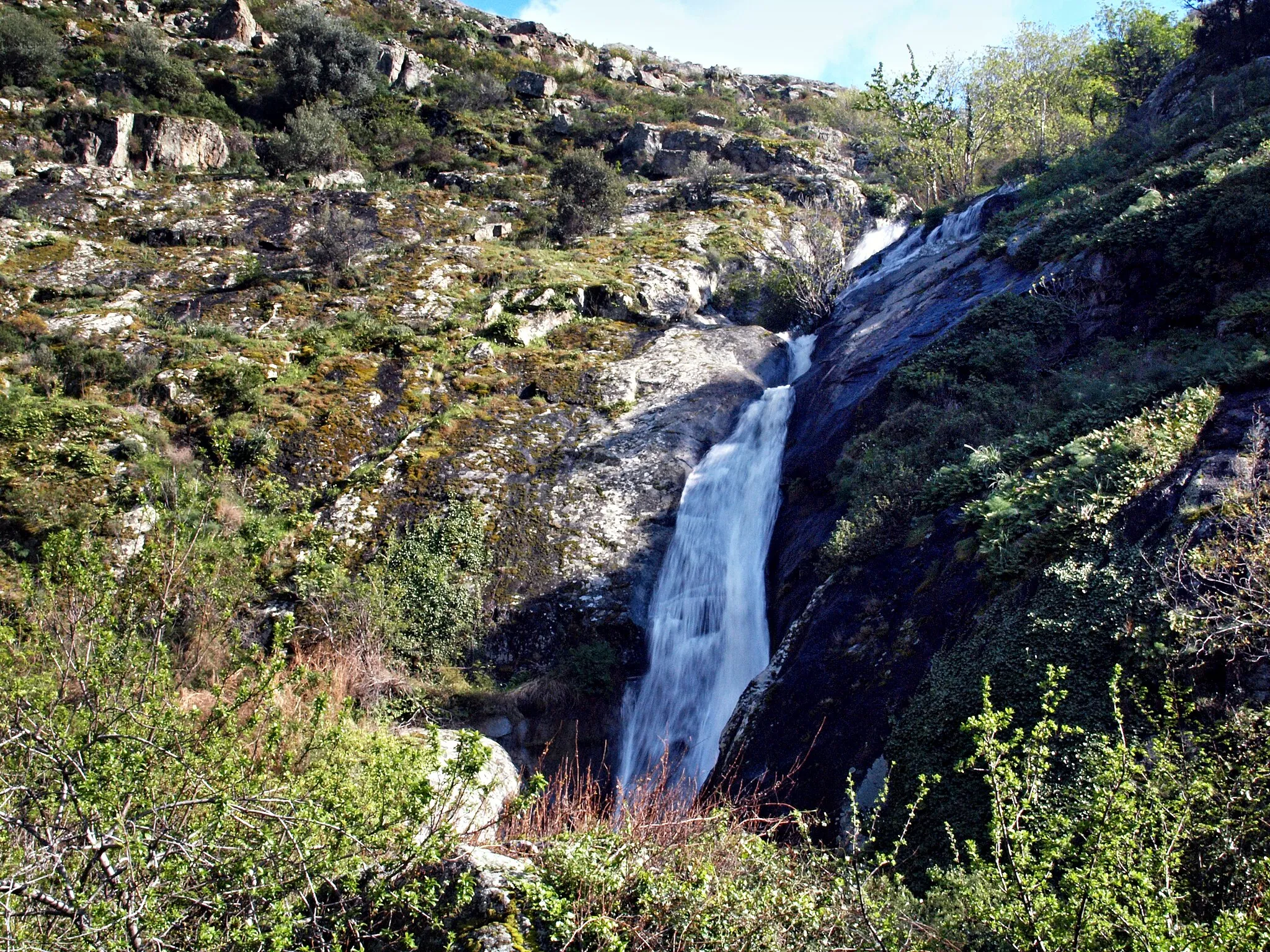 Photo showing: Muro, Balagne (Corse) - Cascade de Nunziata sur le ruisseau d'Orsoni (ou ruisseau de Leca), affluent du Regino (fleuve)