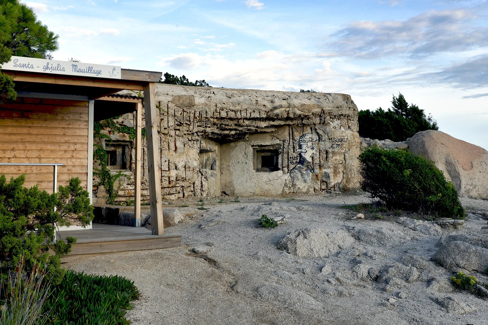 Photo showing: Porto-Vecchio, Freto (Corse-du-Sud) - Le blockhaus de Santa Giulia, ouvrage de la ligne Maginot dans l'organisation défensive de la Corse.