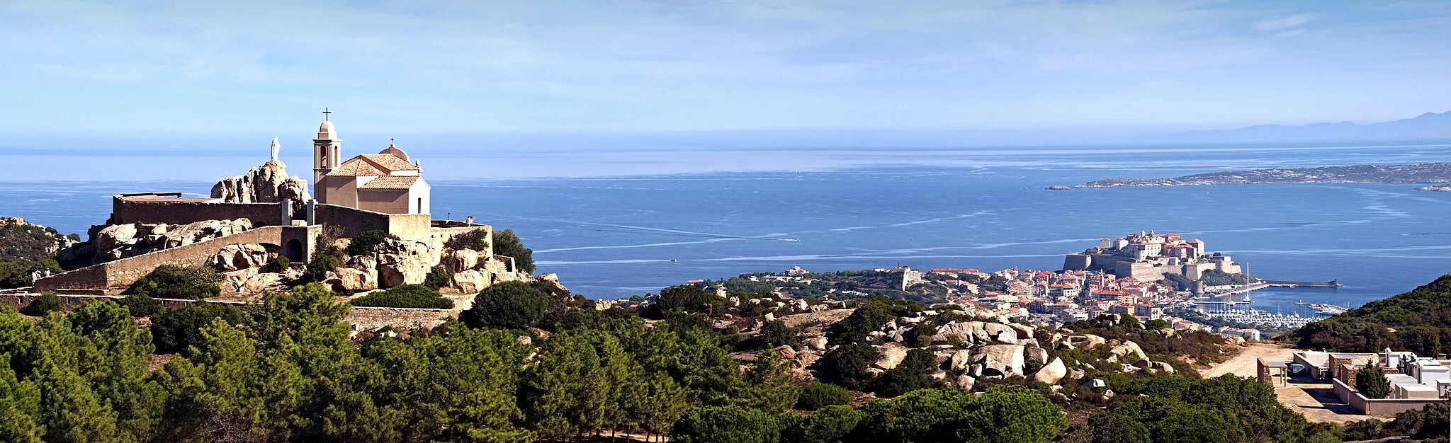 Photo showing: Calvi, Balagne (Corsica) - Panorama of Calvi and its Gulf since Notre-Dame de La Serra