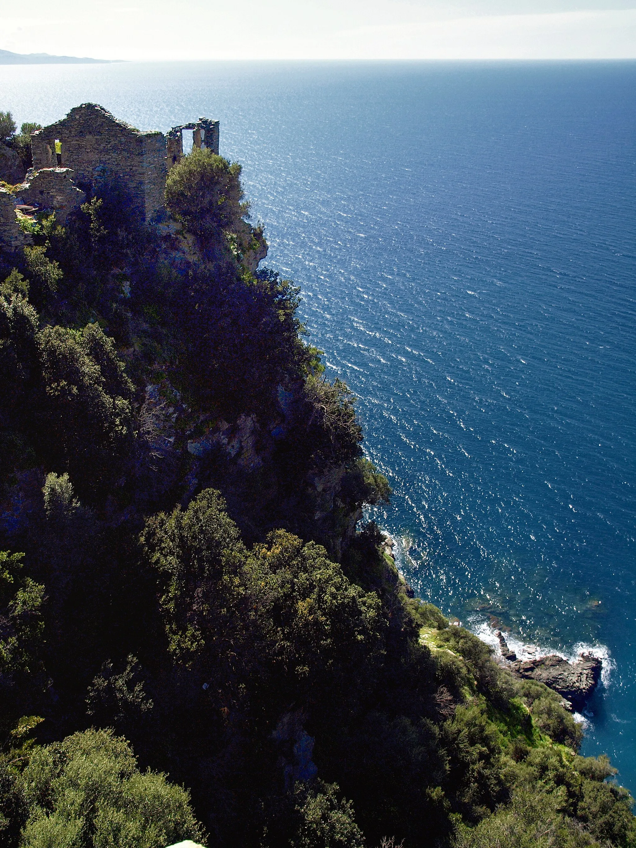 Photo showing: Nonza (Corsica) - Falaise et ruines de la Sassa