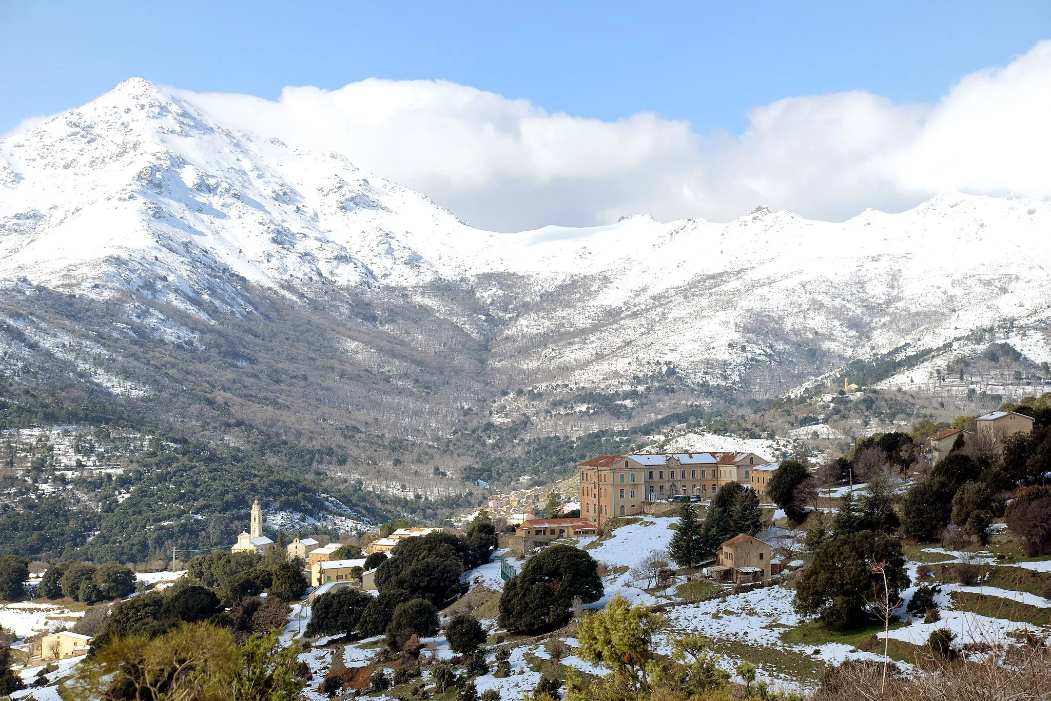 Photo showing: Olmi-Cappella, Giussani (Corse) - Vue du village en hiver. À l'arrière-plan, le San Parteo (1680m).
