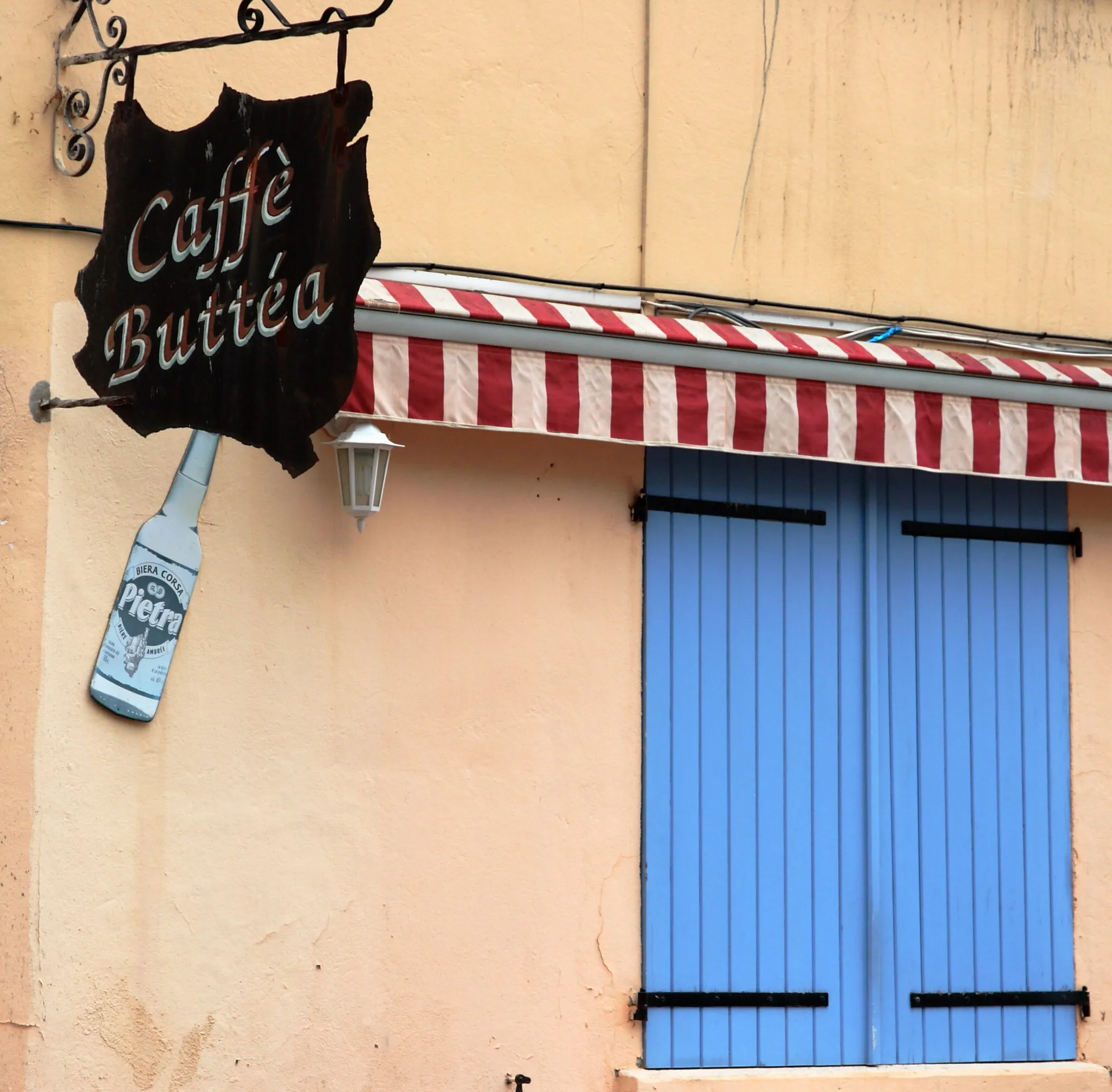 Photo showing: Schild einer (geschlossenen) Gaststätte in Prunelli di Fiumorbo, Korsika