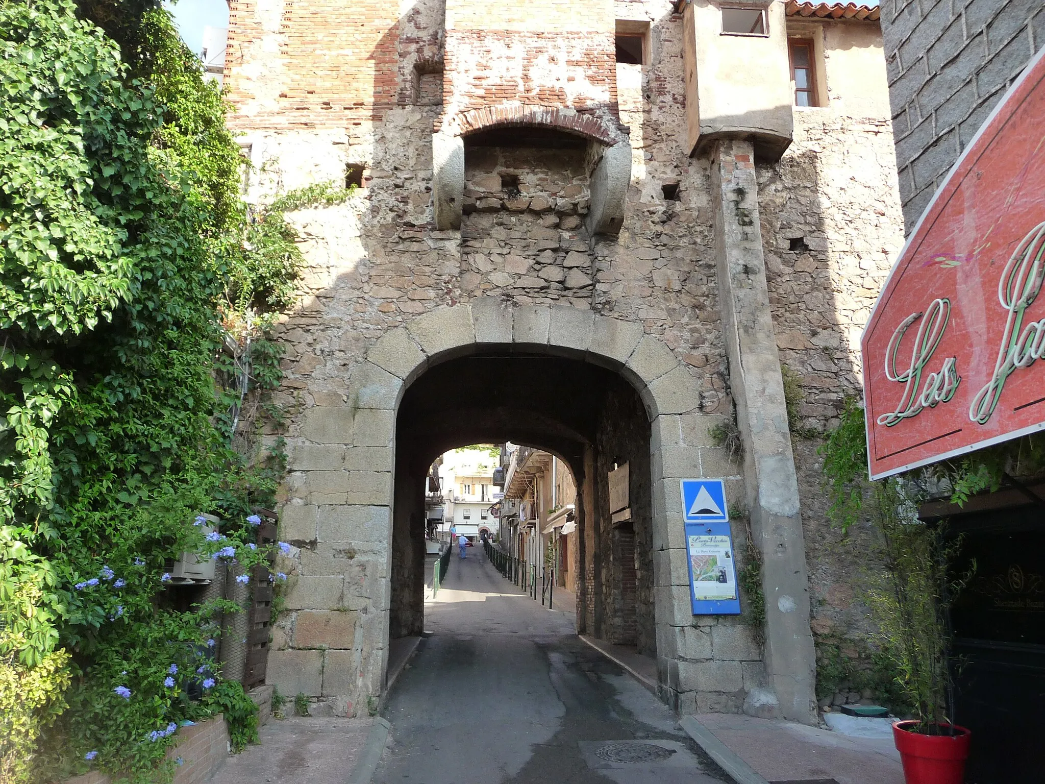 Photo showing: la Porte Génoise , Porto-Vecchio, corse