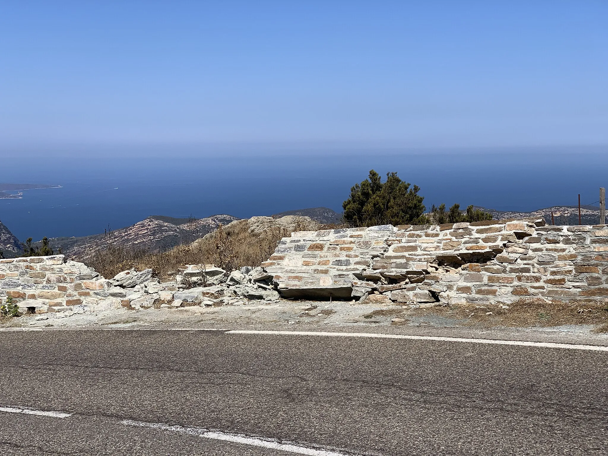 Photo showing: Monument au 2e GTM, col de Teghime, Barbaggio.