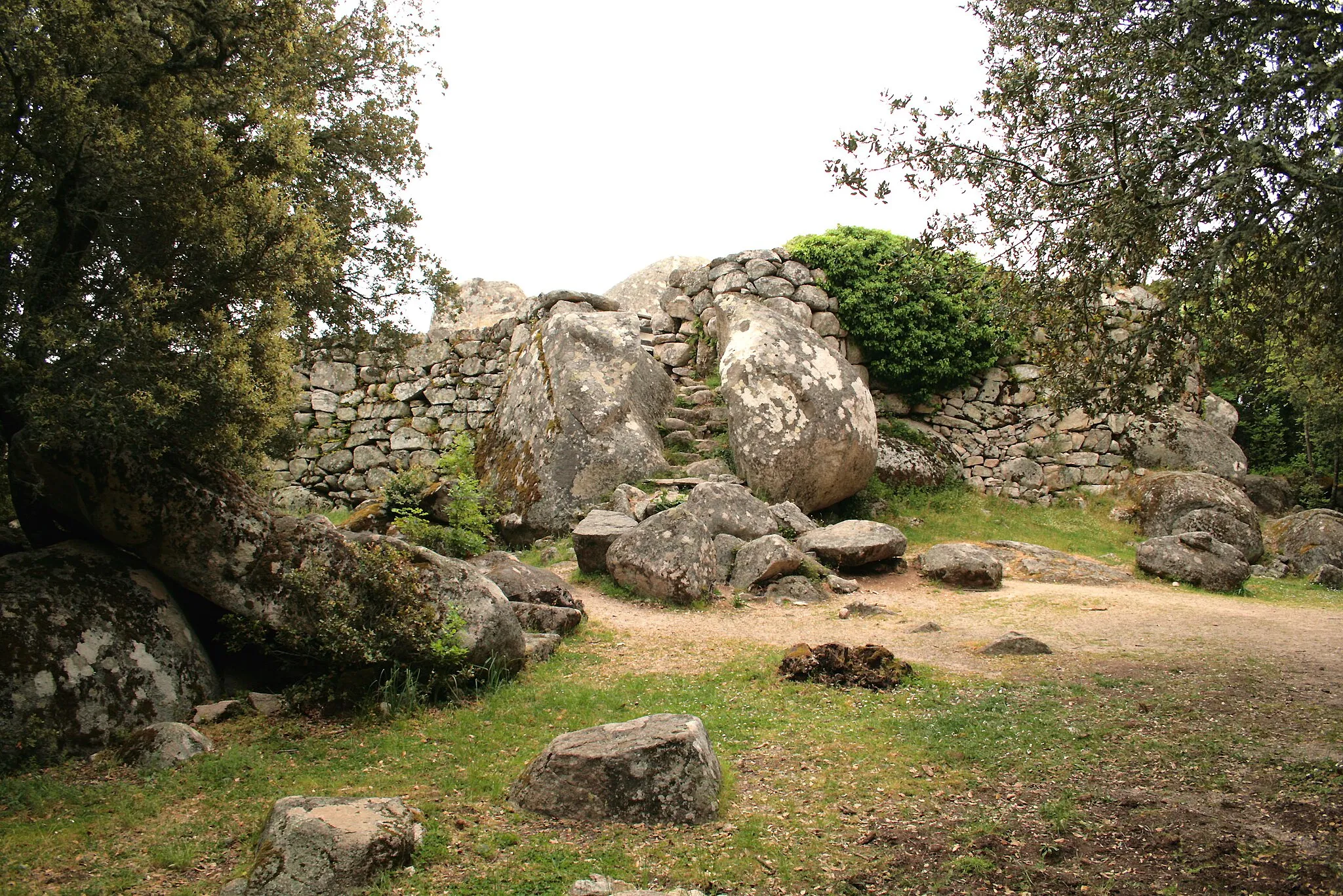 Photo showing: Levie France (Corse-du-Sud), entry stairs and cyclopean walls of the Cucuruzzu fortress.