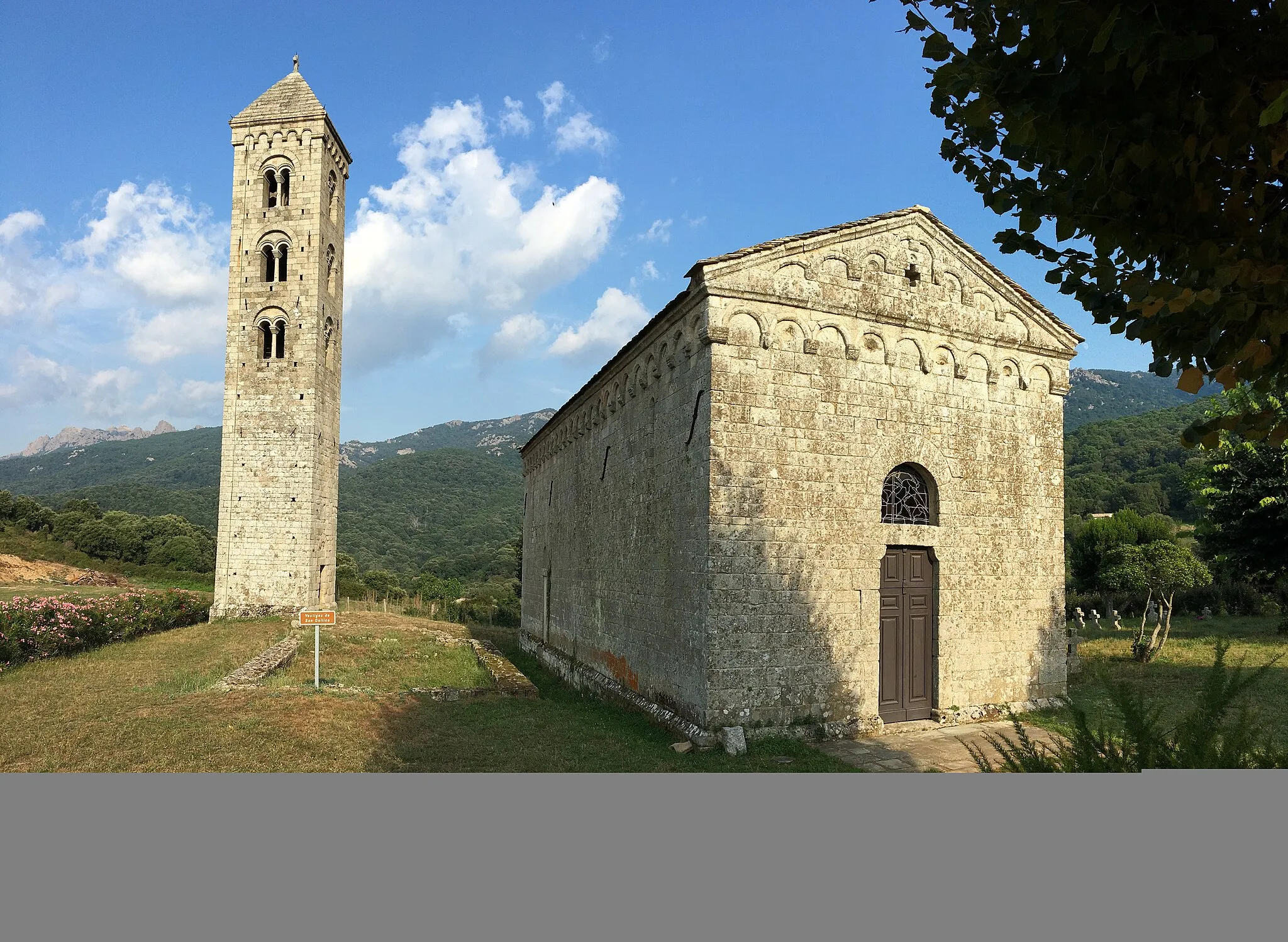 Photo showing: U situ di San Ghjuvanni di Càrbini : u campanile, a chjesa rumànica San Ghjuvanni Battista è l'antica chjesa di San Quilicu