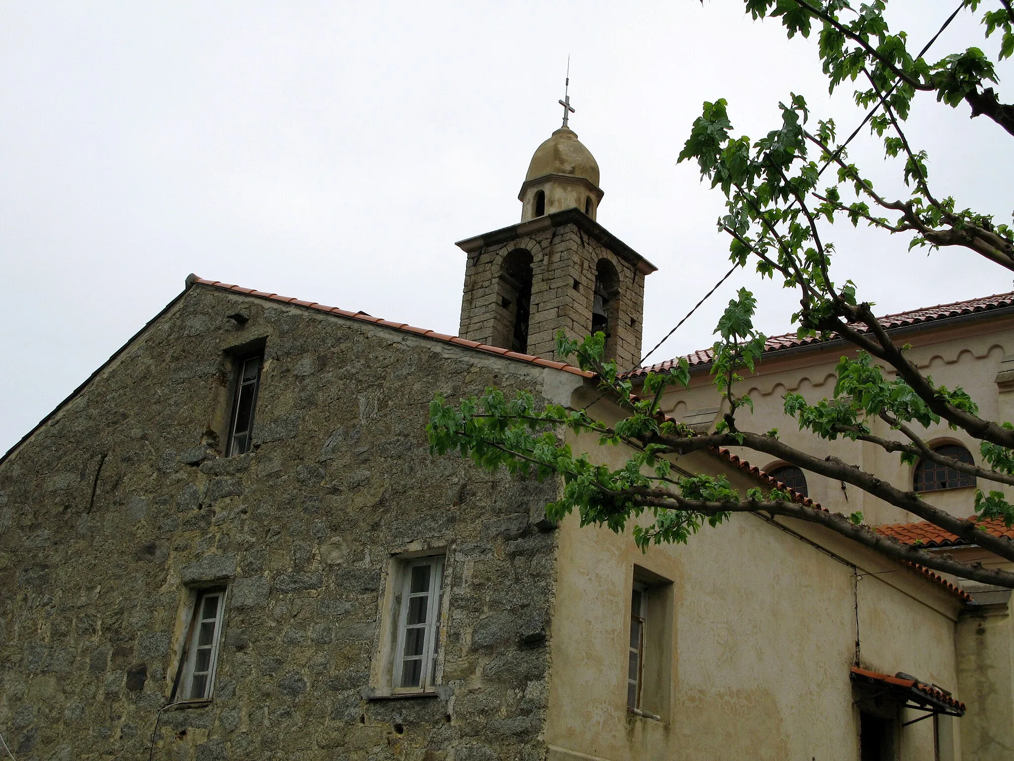 Photo showing: Viggianello (Corse-du-Sud, France) - Le clocher et son dôme (vue depuis la Route Départementale D19).