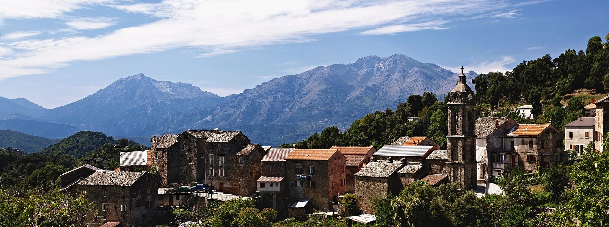 Photo showing: Bustanico (Corsica) - Panorama du village avec au loin Monte d'Oru (2 389 m à gauche) et Monte Cardu (2 453 m à droite)