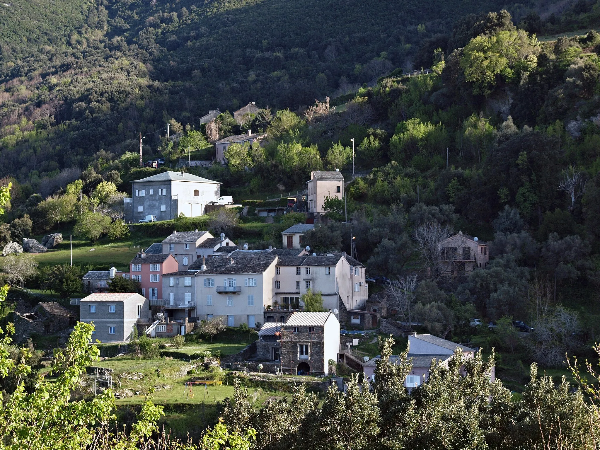 Photo showing: Sisco, Cap Corse (Corse) - Village de Cipronascu avec sa chapelle San Lurenzu