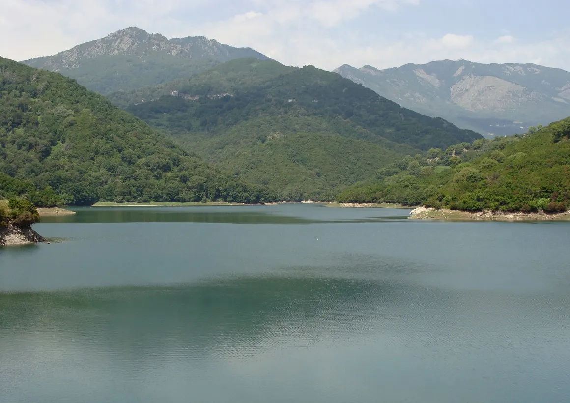 Photo showing: Le lac de retenue de l'Alesani vu du barrage. Au fond, Pietra-di-Verde.