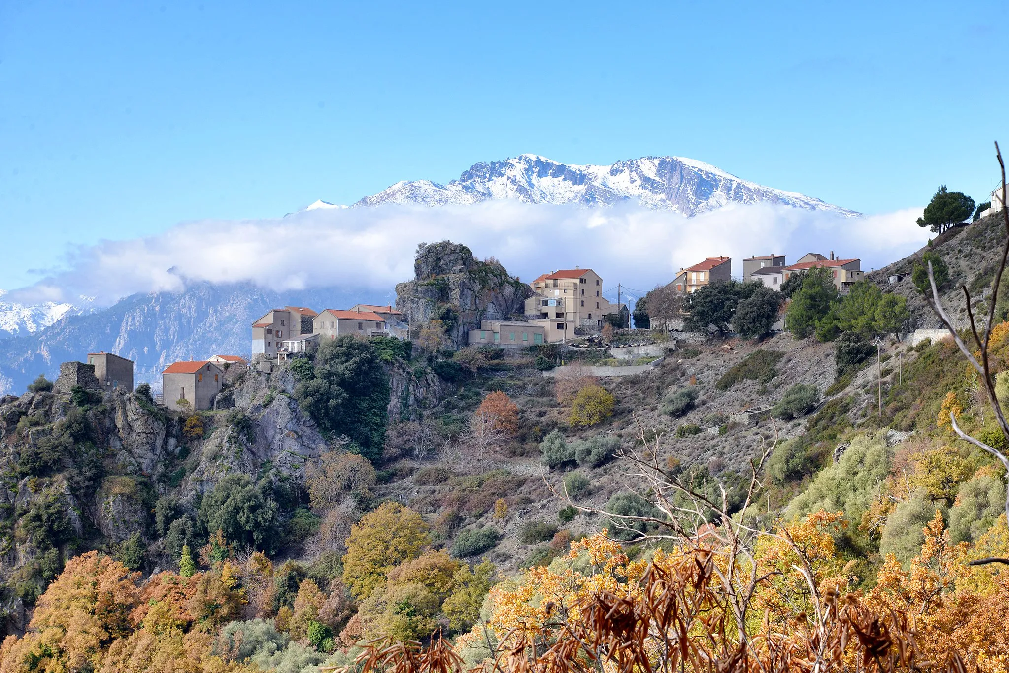 Photo showing: Altiani, Rogna (Corse) - Vue du village situé au sud de la Castagniccia. À l'arrière-plan, le massif du Monte Cardo