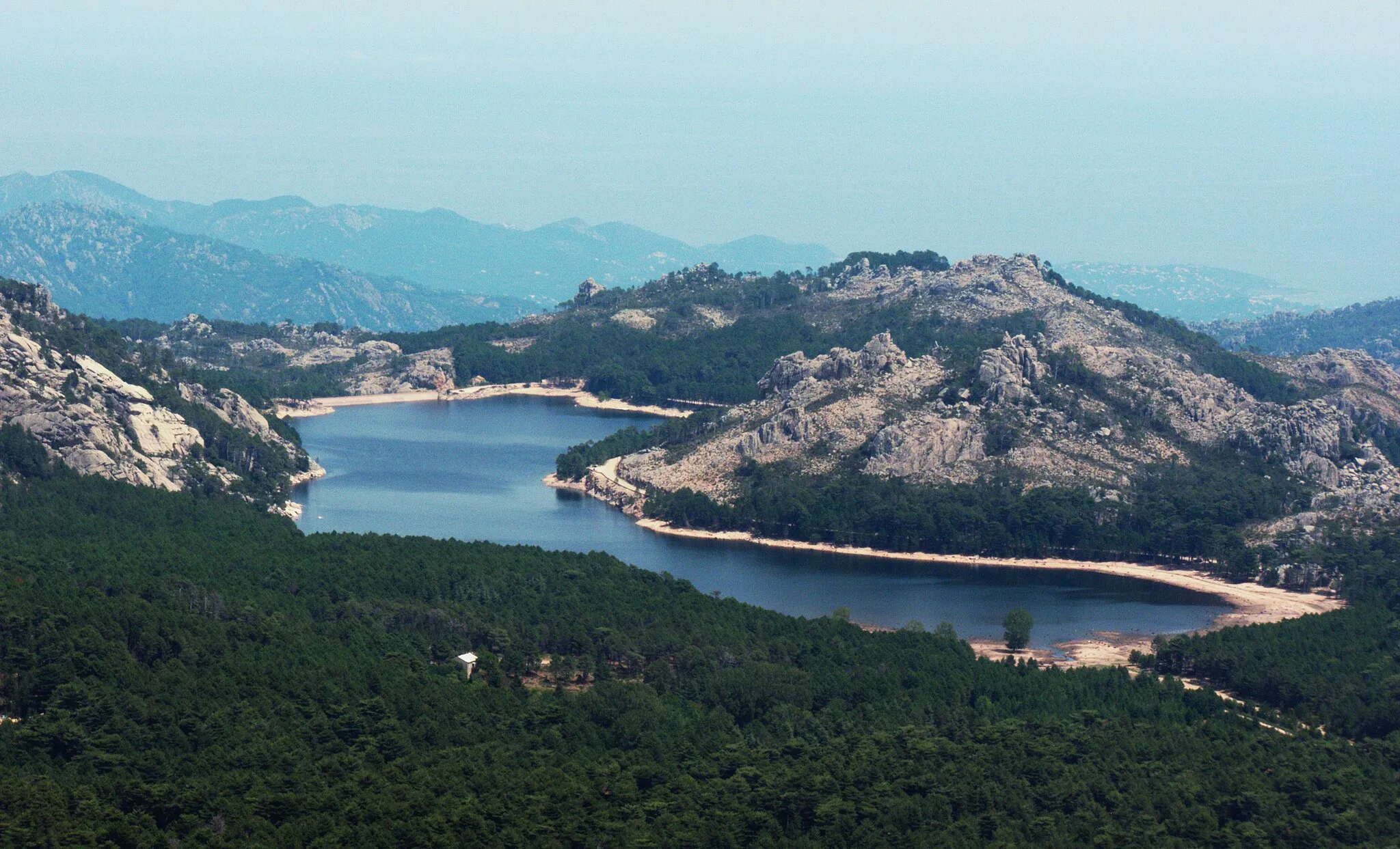 Photo showing: L'Ospedale lake (Corse-du-Sud), as seen from the Punta di a Vacca Morta (1314 m).