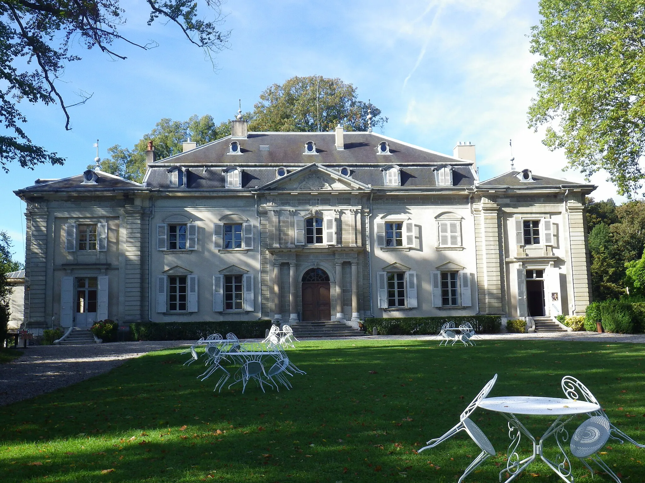 Photo showing: Château de Voltaire à Ferney-Voltaire façade côté cours