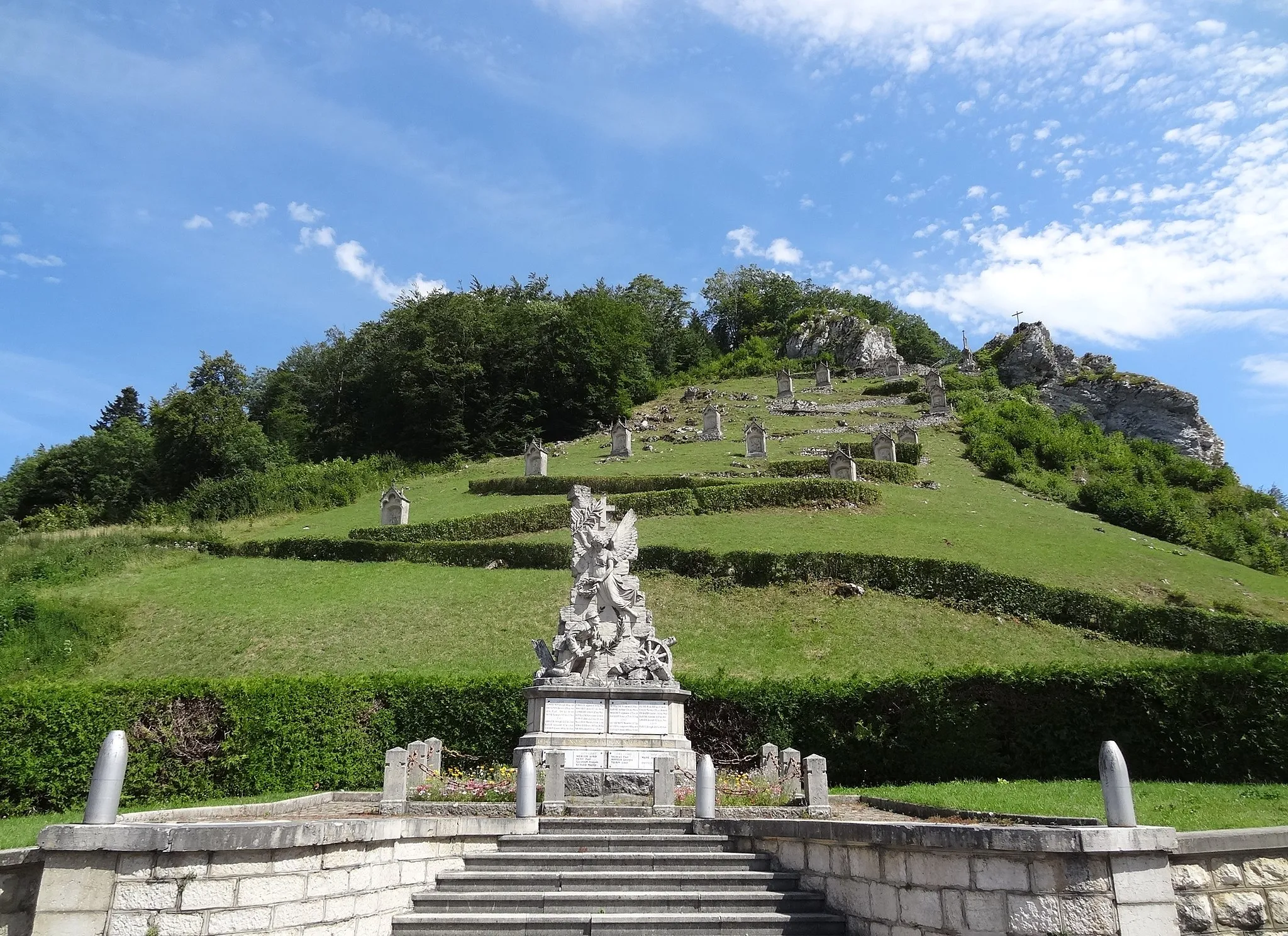 Photo showing: Sombacour (Doubs) - Mont-calvaire - vue générale avec le monument aux morts