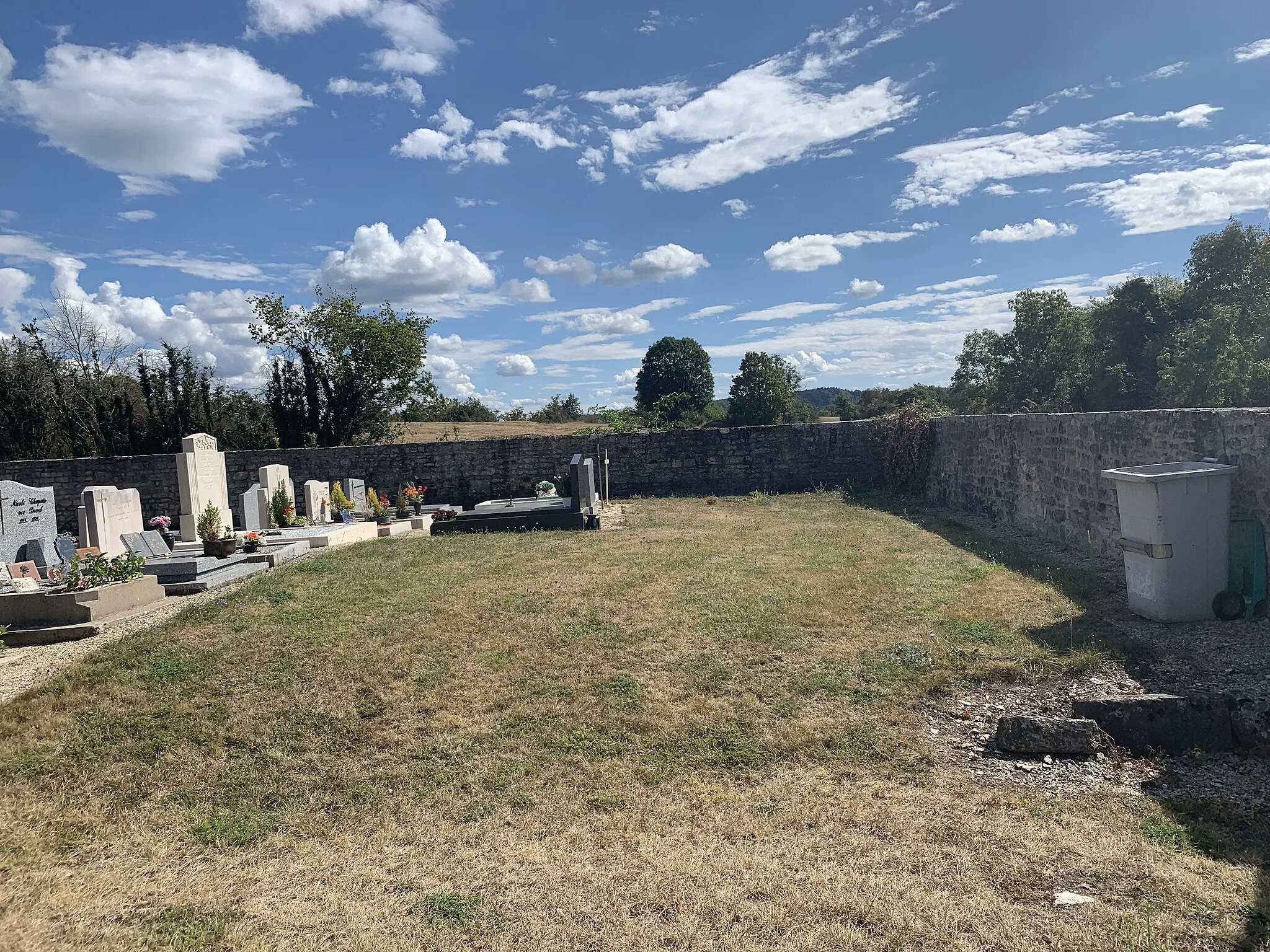 Photo showing: Cimetière d'Arnans, Corveissiat.