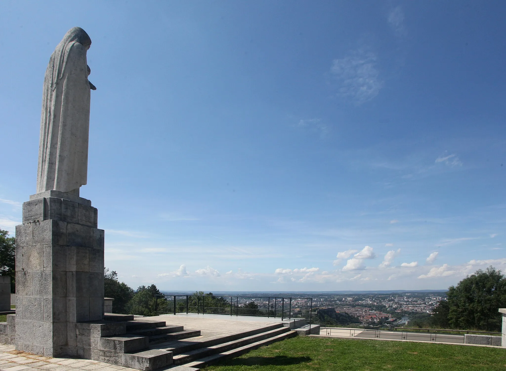 Photo showing: Vue du monument Notre-Dame de la Libération.
