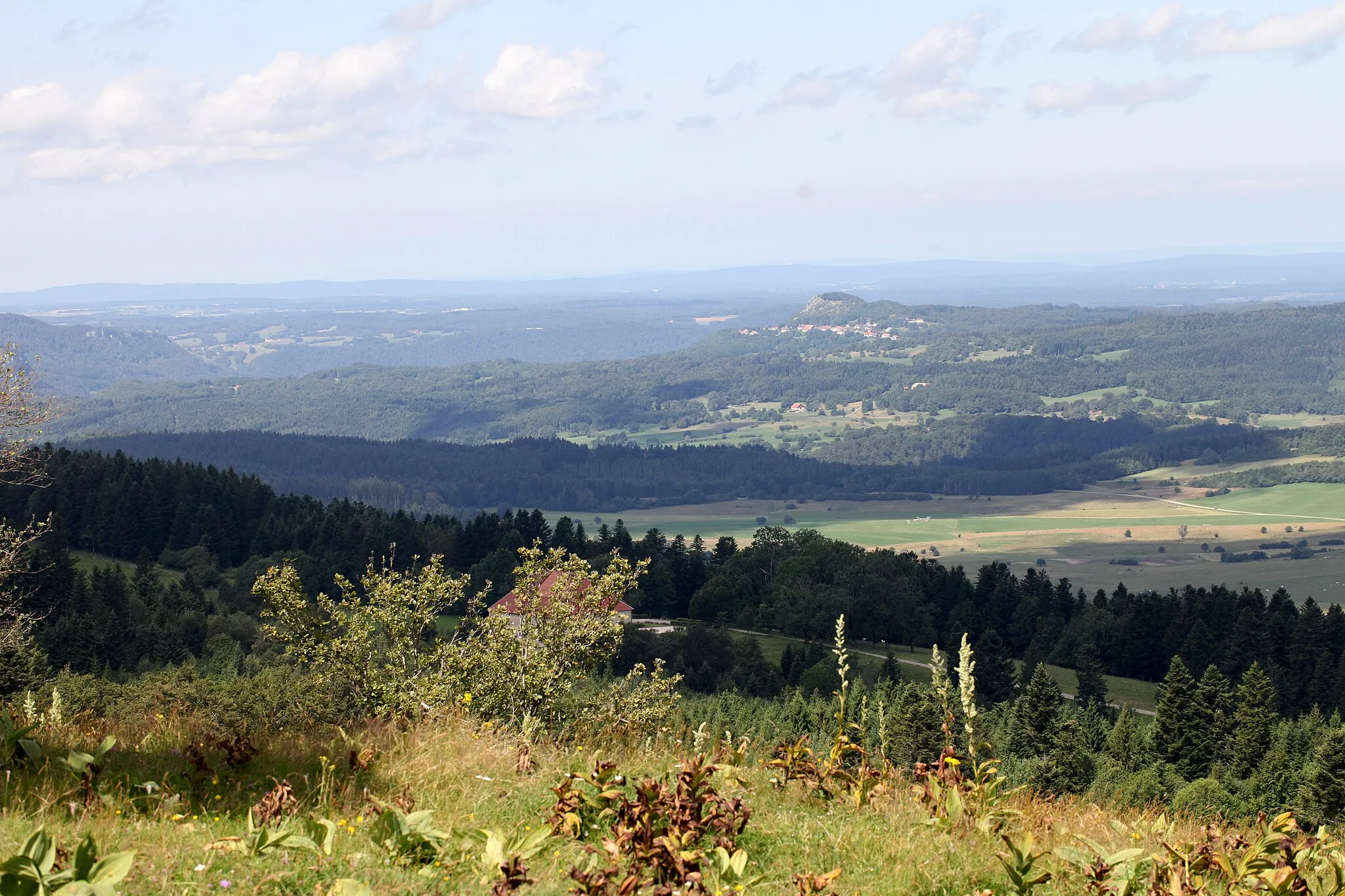 Photo showing: Vue du sommet du Crêt Monniot vers le nord-ouest et la vallée de la Loue.