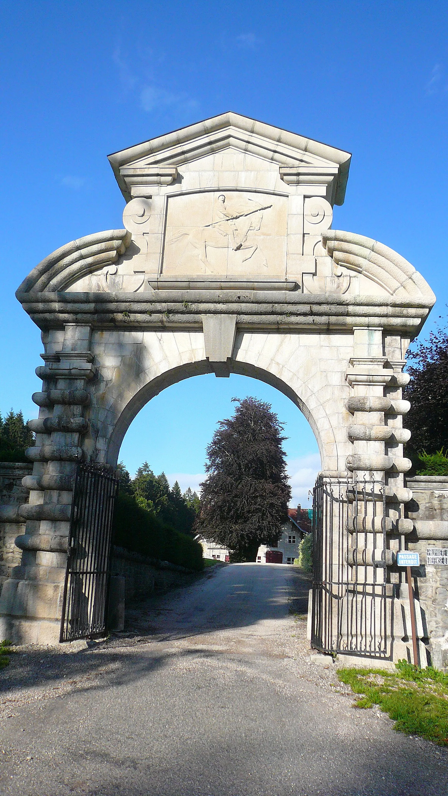 Photo showing: Château de Maillot. Le portail principal.