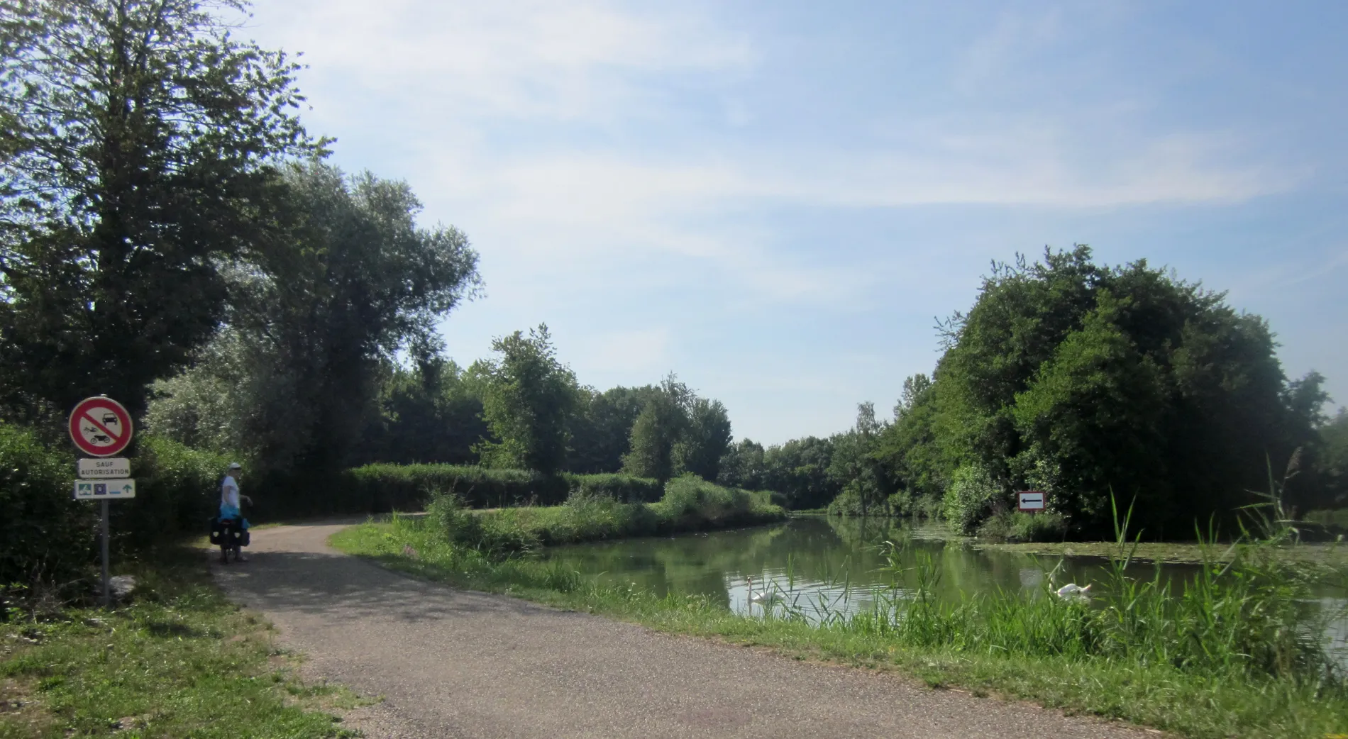 Photo showing: Canal du Rhône au Rhin near Saint-Symphorien-sur-Saône, département de la Côte-d'Or, France.