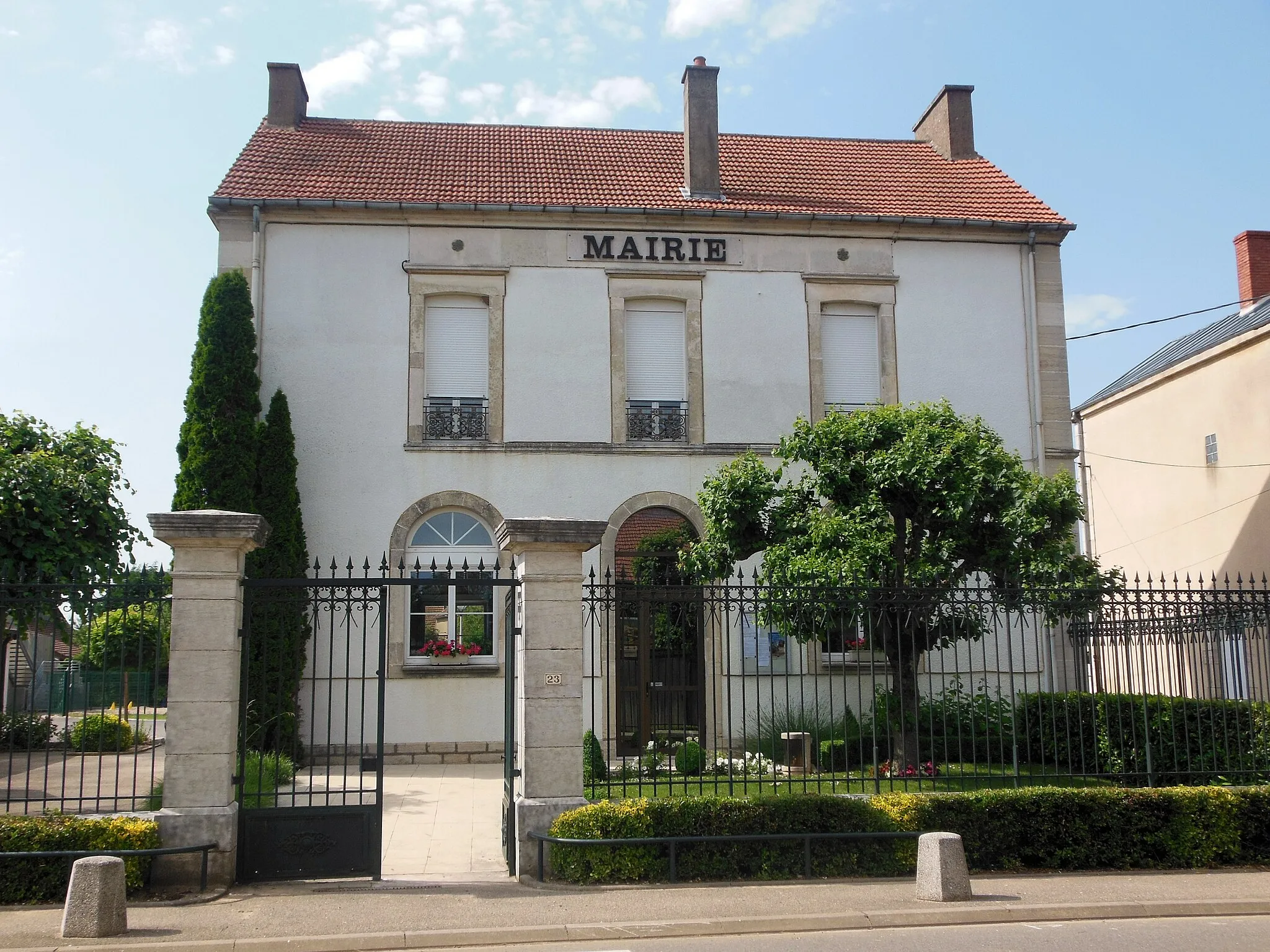 Photo showing: Mairie, Rue Bizot, aux Maillys (21).