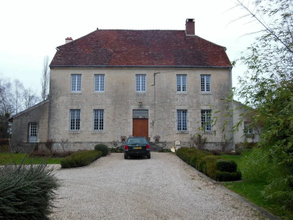 Photo showing: Photographie d'une demeure bourgeoise (XVIIIe s) de Goux (Dole). Cette maison appartenait à l'époque à Charles de Dortan, député de Dole en 1789. Elle a été vendue par ses héritiers à Louis de Pourtalès, conseiller l'état à Neufchatel. (Source pour l'identification de la maison: Cadastre de 1812-1813 (archives départementales), « Naissance d'un département: dictionnaire biographique des administrateurs du département, des districts et des cantons du Jura pendant la Révolution française », HOURS henri (direction de), 1991.)