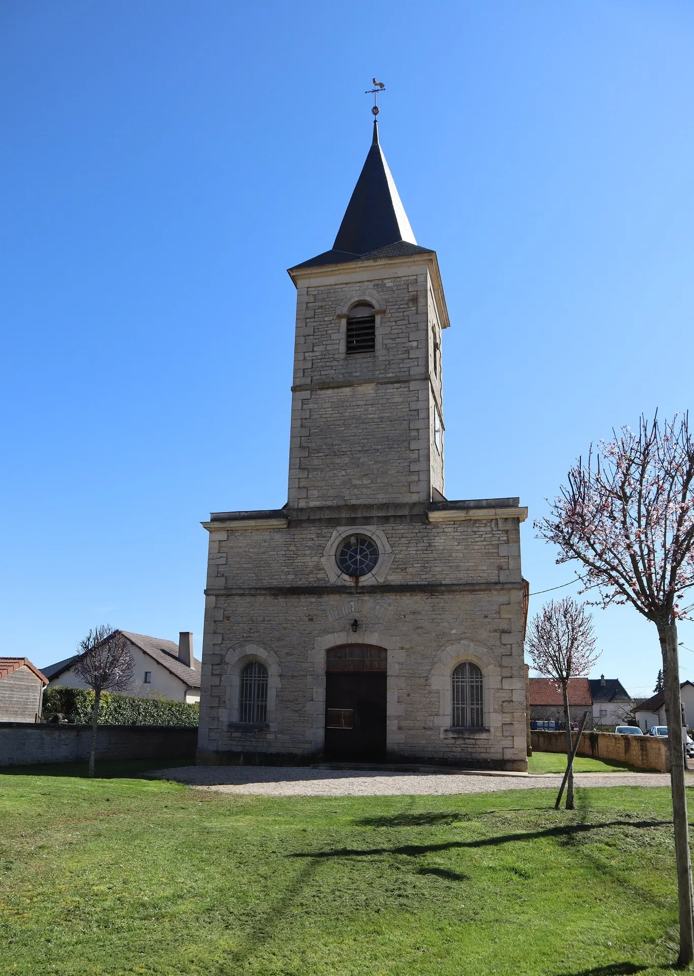 Photo showing: Façade occidentale de l'église Saint-Pierre-ès-Liens à Varanges (21).