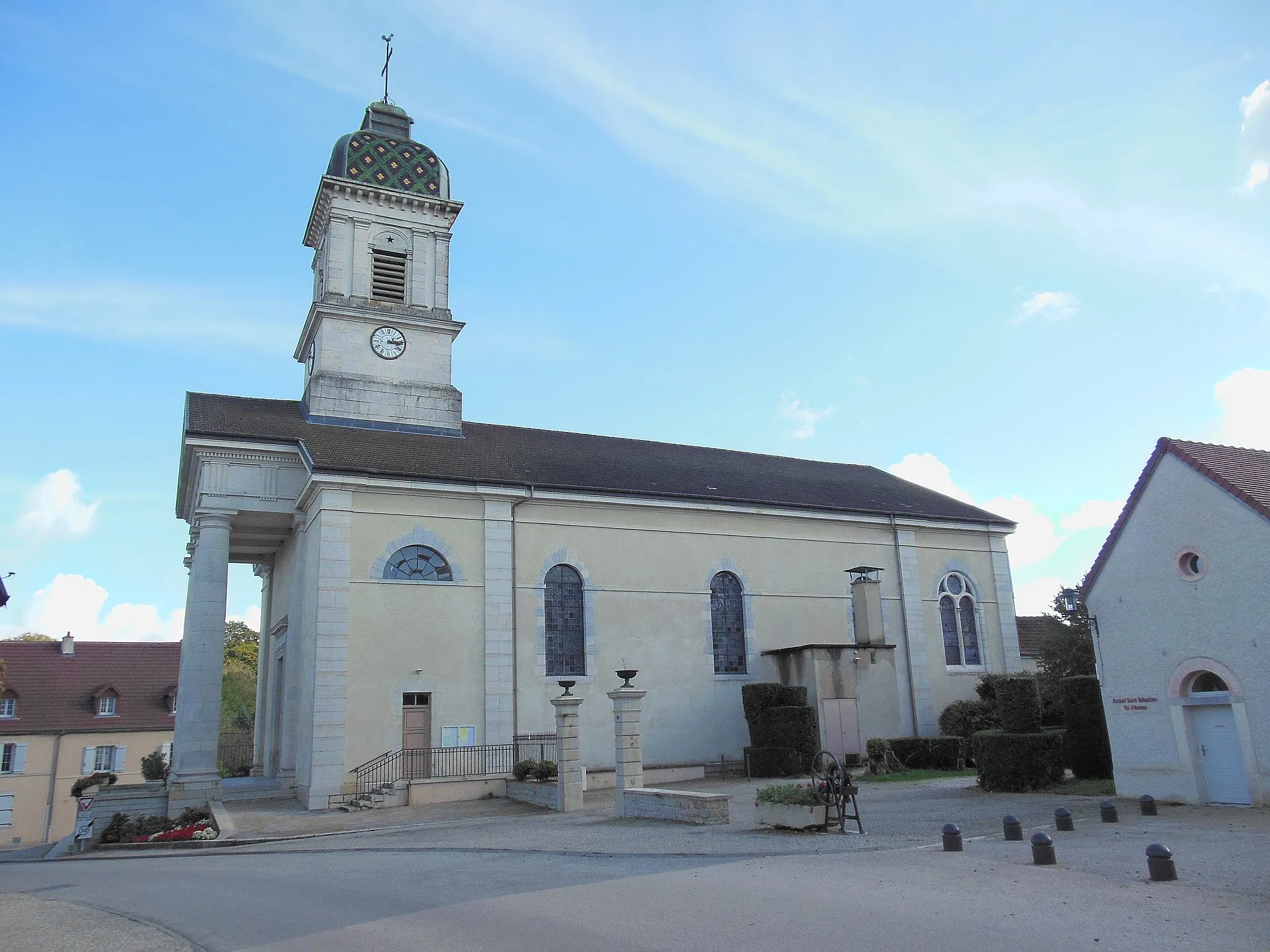 Photo showing: Façade latérale ouest de l'église de l'Assomption (XIXe s), sise rue Jules Grévy, à Mont-sous-Vaudrey (Jura).