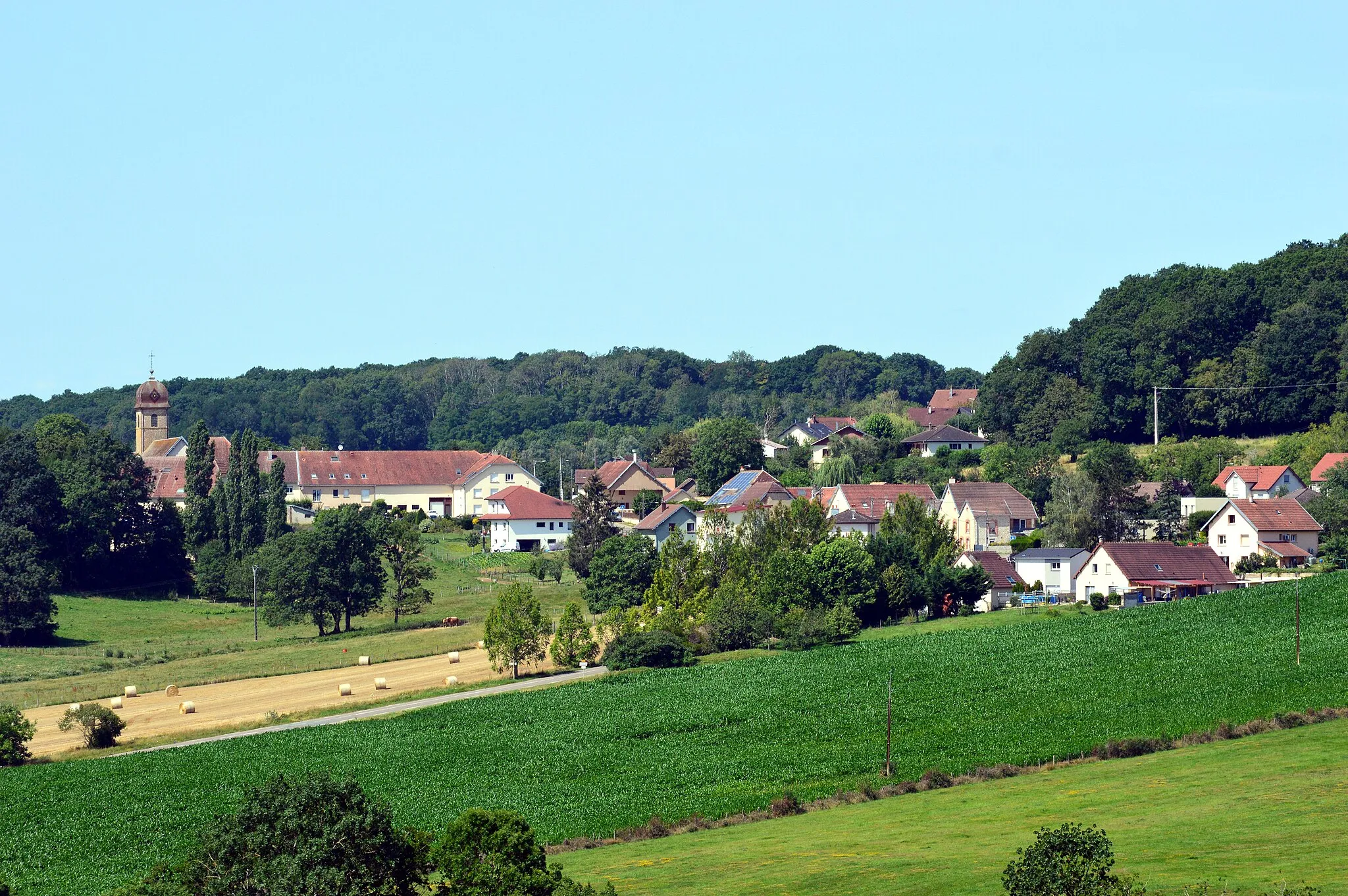 Photo showing: Vue générale sur le village depuis la colline de Lambon (commune de Noironte) située à l'est.